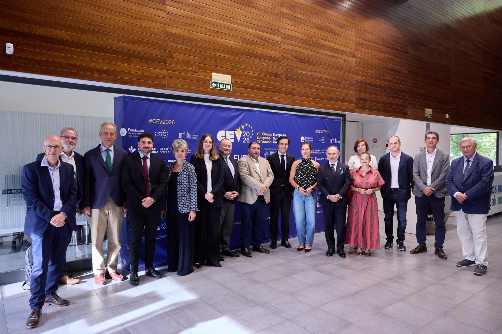 Ponentes que participaron este miércoles en los Cursos Europeos de Verano junto a asistentes como el presidente del Parlamento, Unai Hualde