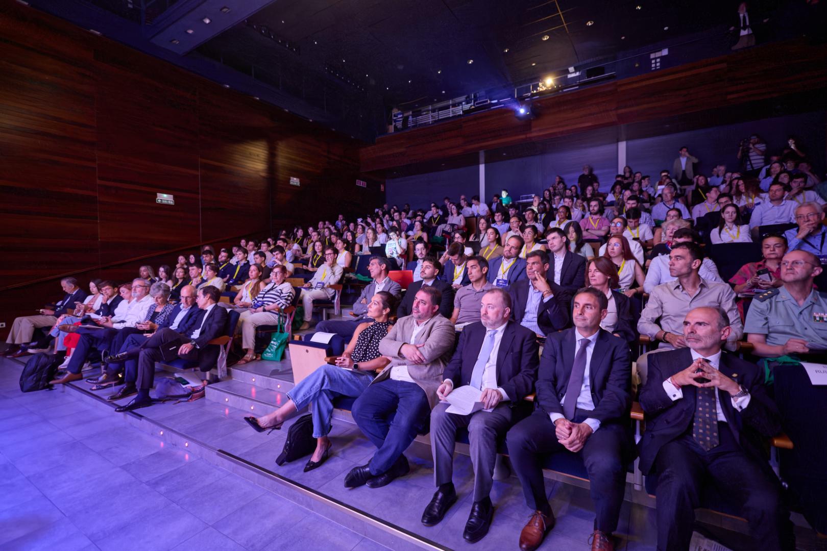 Asistentes a los Cursos Europeos de Verano, en la sala del Civivox Iturrama
