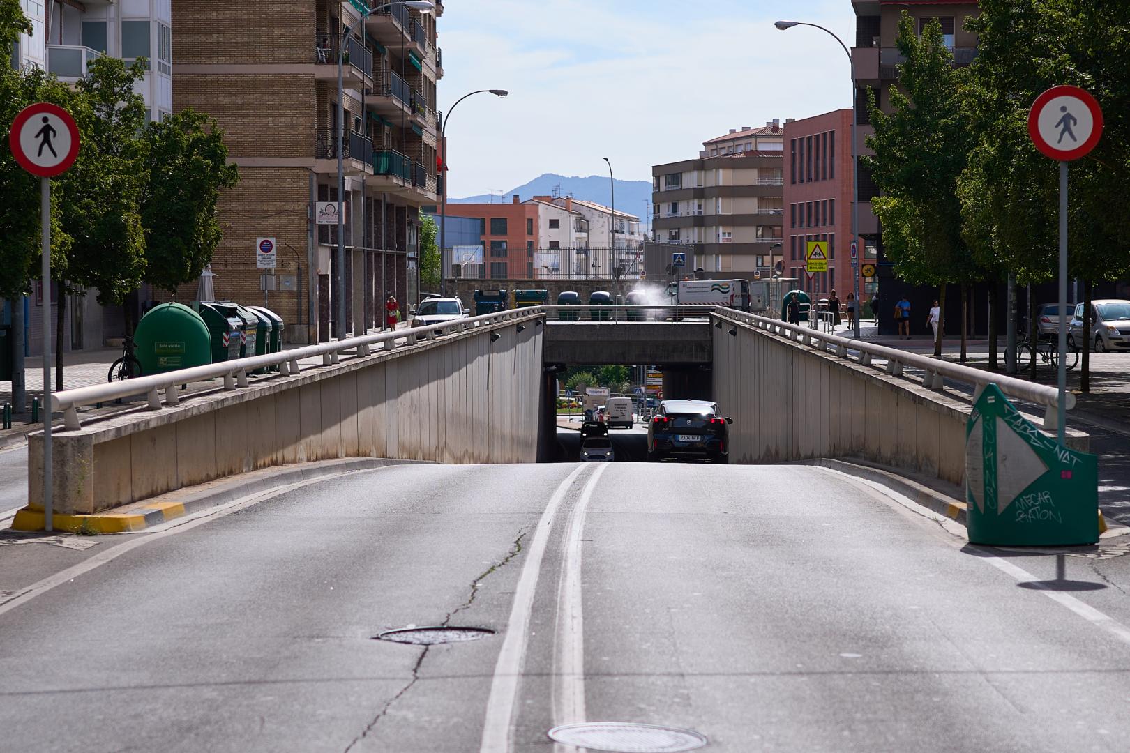 El falso túnel, en una imagen tomada este miércoles 26 de agosto desde la calle Erletokieta y Abejeras, con la avenida de Zaragoza, al otro lado.