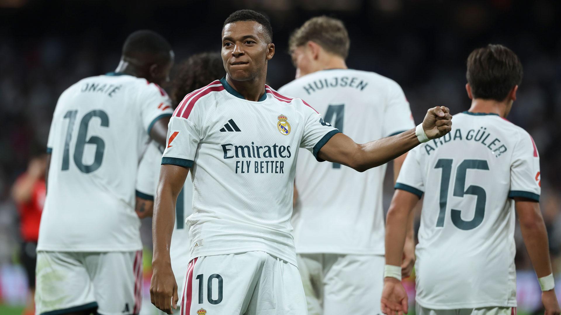 El delantero francés del Real Madrid Kylian Mbappé celebra su segundo gol durante el encuentro frente a la Real Sociedad