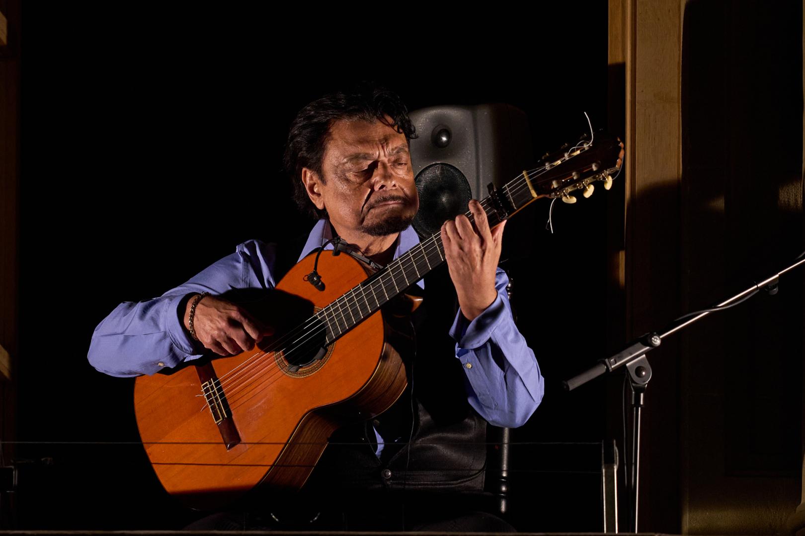 El guitarrista de Caño Roto, en un momento de su actuación en el balcón nocturno