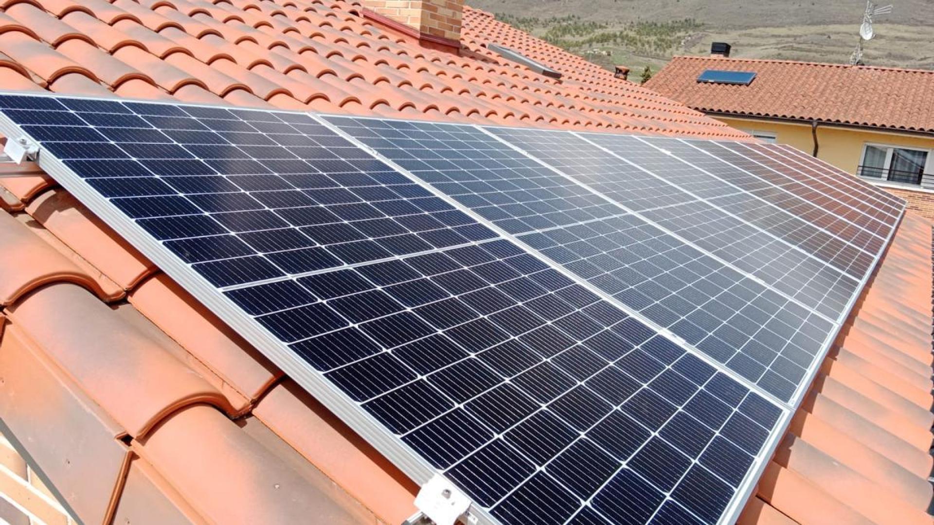 Instalación solar sobre una vivienda residencial