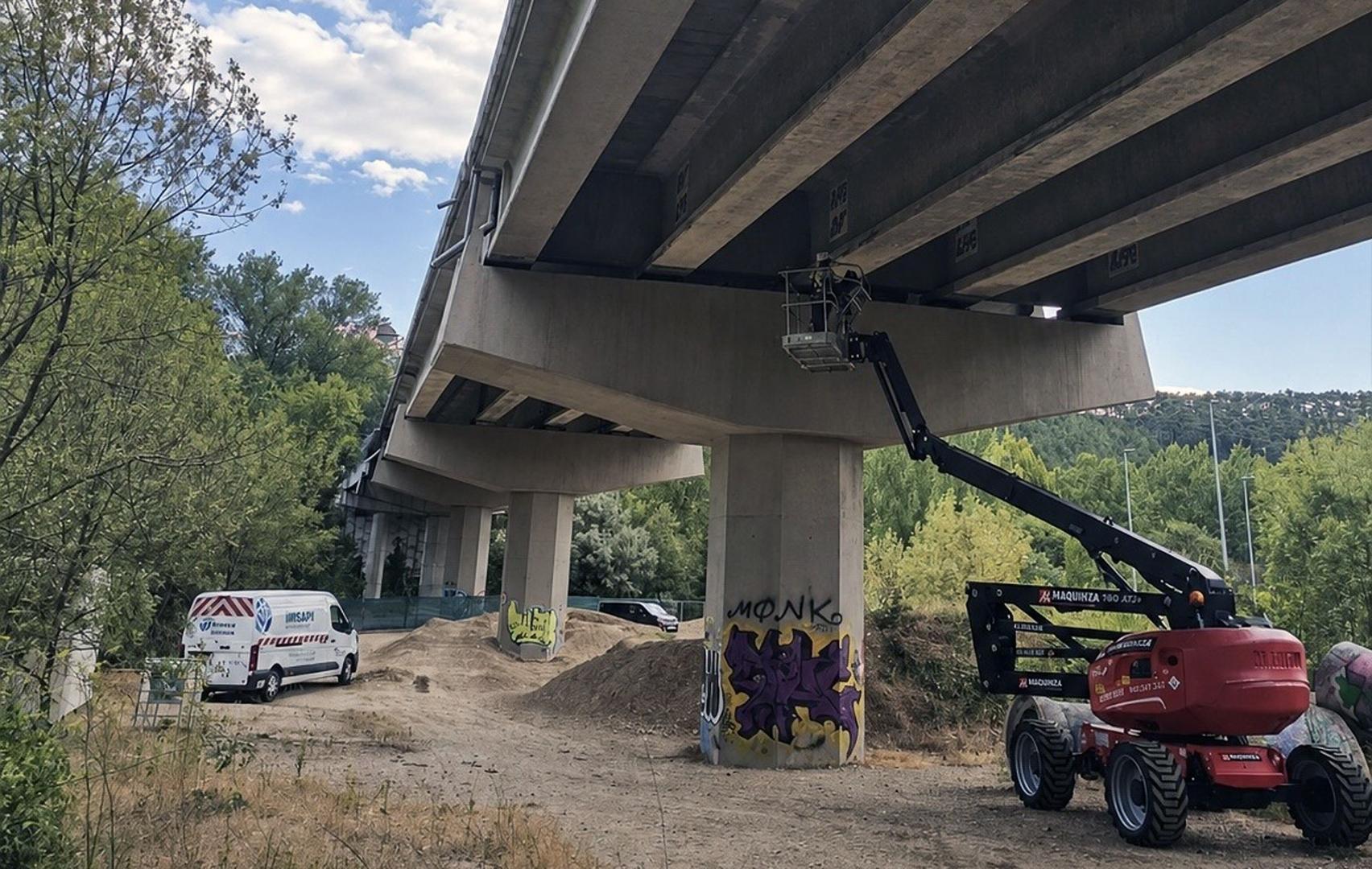 Máquinas trabajando en la renovación estructural del viaducto sobre la NA-30
