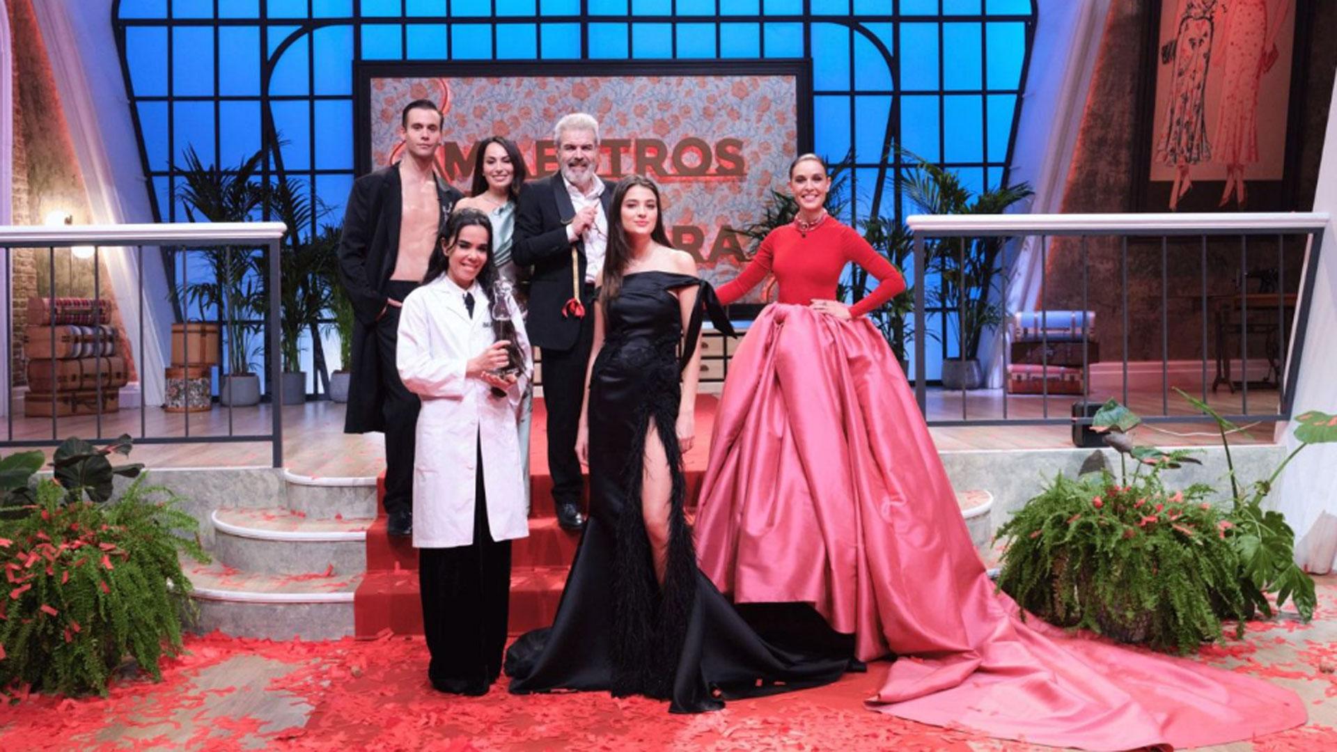 Beatriz Luengo junto al jurado, la presentadora y la modelo que lució el vestido que le dio el triunfo en 'Maestros de la Costura Celebrity 2'
