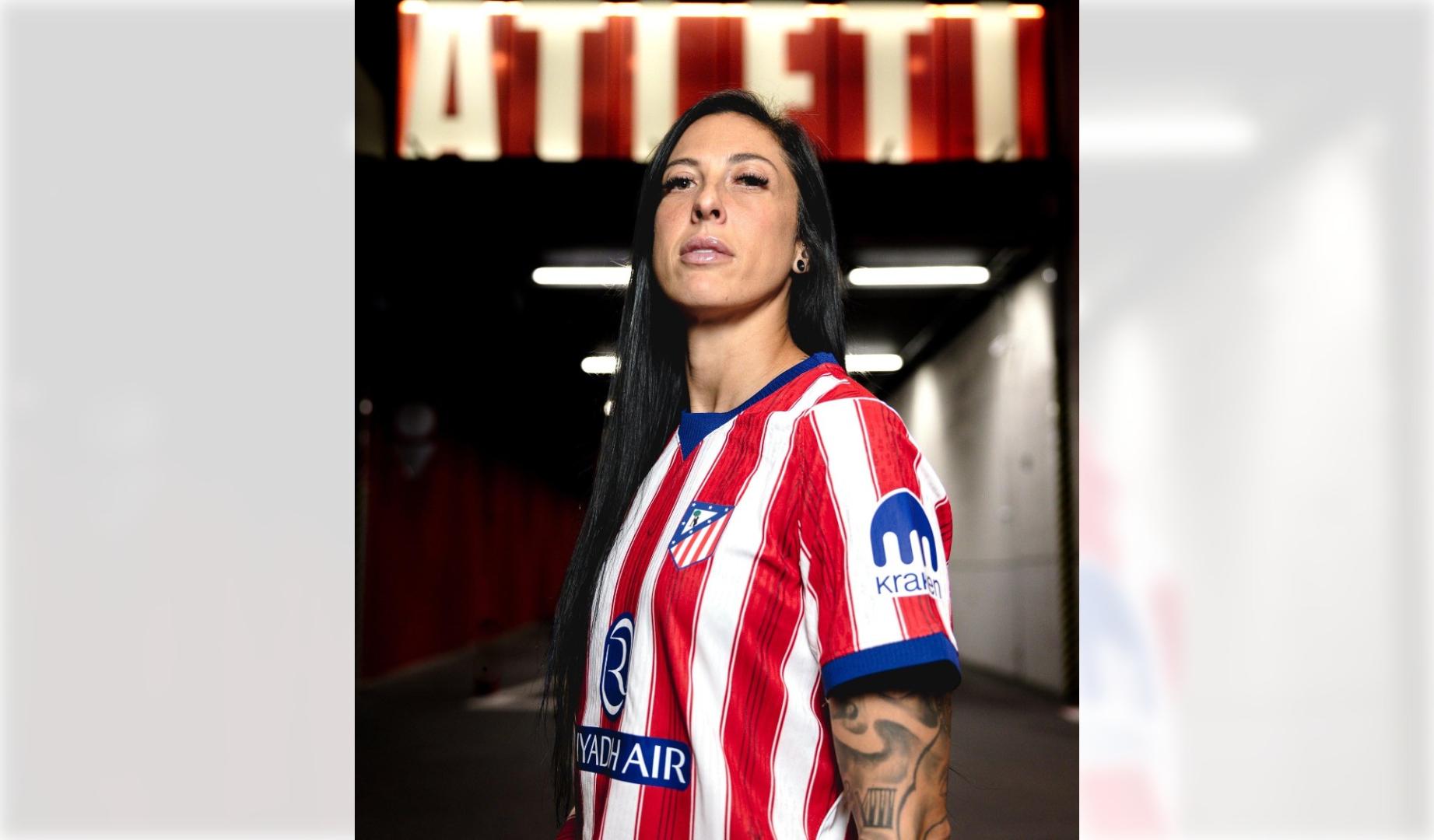 Jenni Hermoso posa ya con la camiseta del Atlético de Madrid