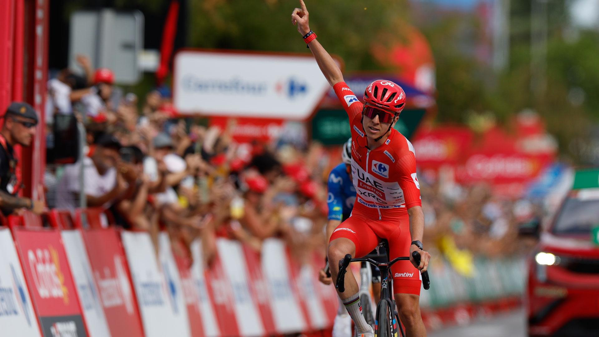 Tadej Pogacar celebra su victoria en la sexta etapa de La Vuelta a España en la que se ha impuesto al esprint a Enric Mas