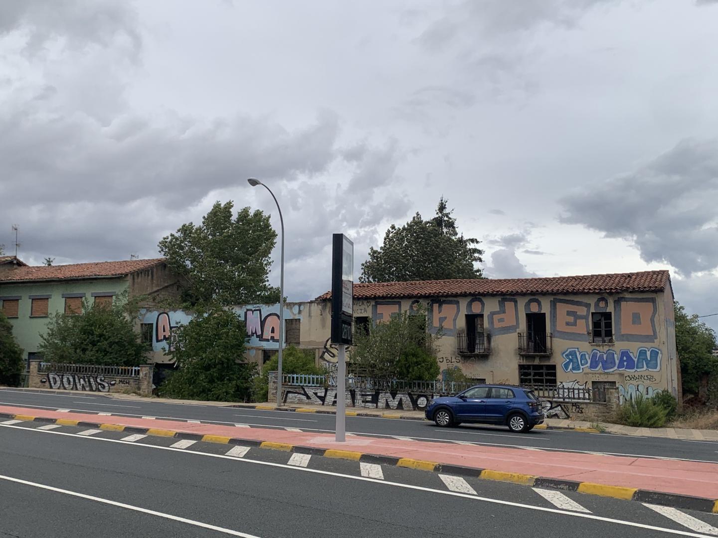 Edificio en ruinas de la avenida de Aróstegui, que está previsto derribar