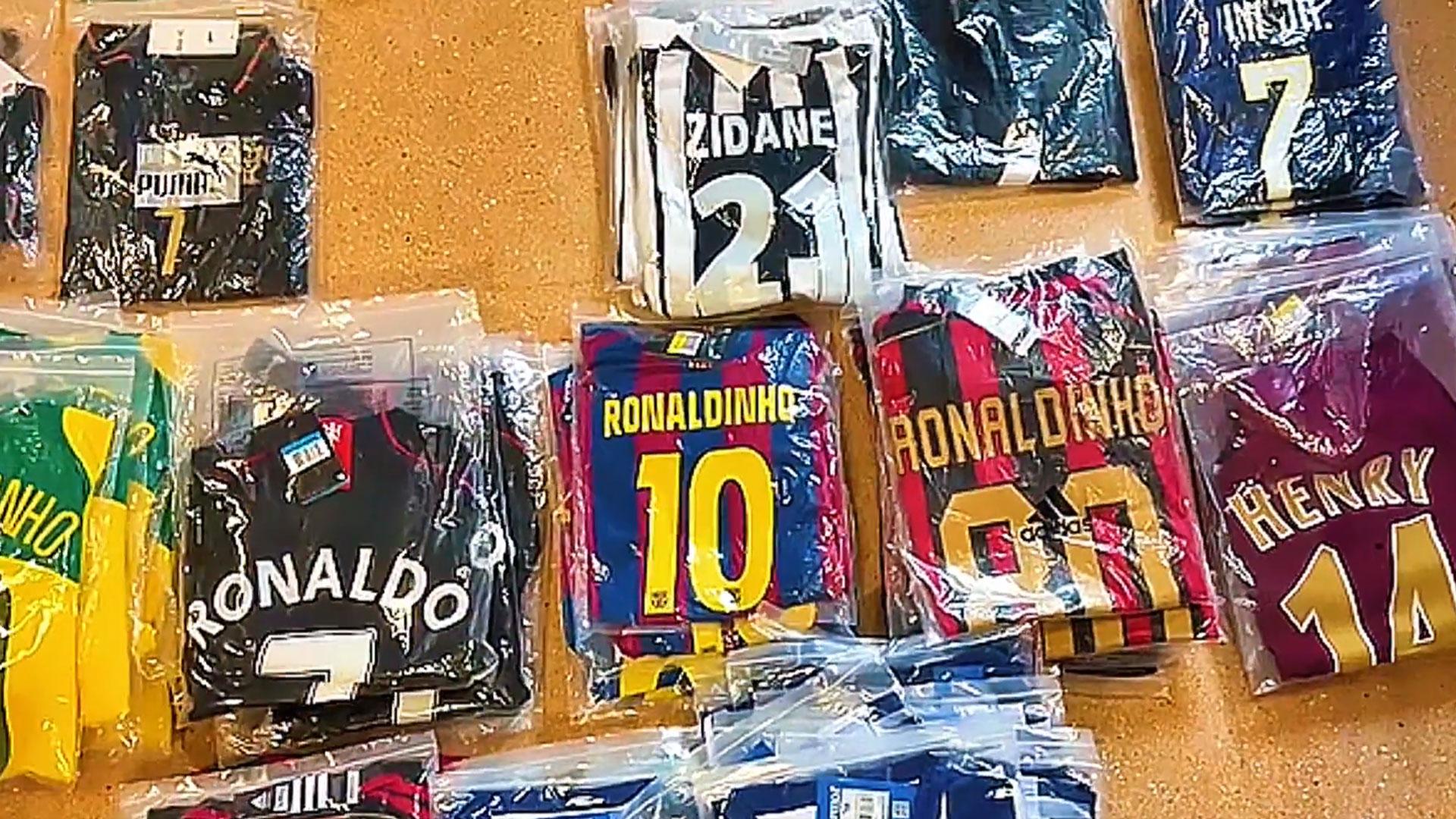 Algunas de las camisetas de fútbol falsificadas interceptadas por la Guardia Civil de Guipúzcoa procedentes de Navarra