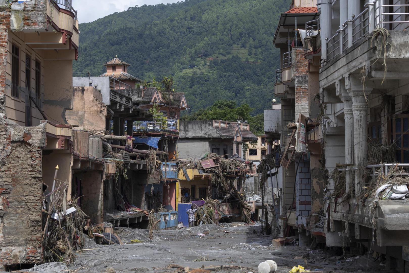 Los nepalíes buscan a sus seres queridos mientras muchos duermen a la intemperie
