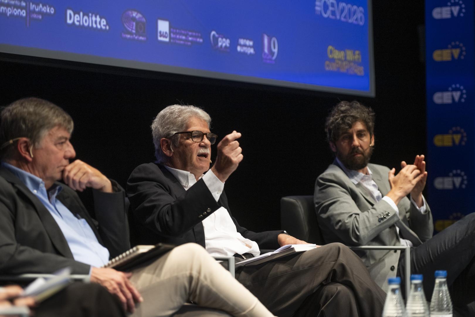 De izda. a dcha.; José Antonio Sanahuja Perales (catedrático de Relaciones Internacionales), Alfonso Dastis Quecedo (exministro de Asuntos Exteriores) y Bernardo Navazo López (analista de riesgo geopolítico).
