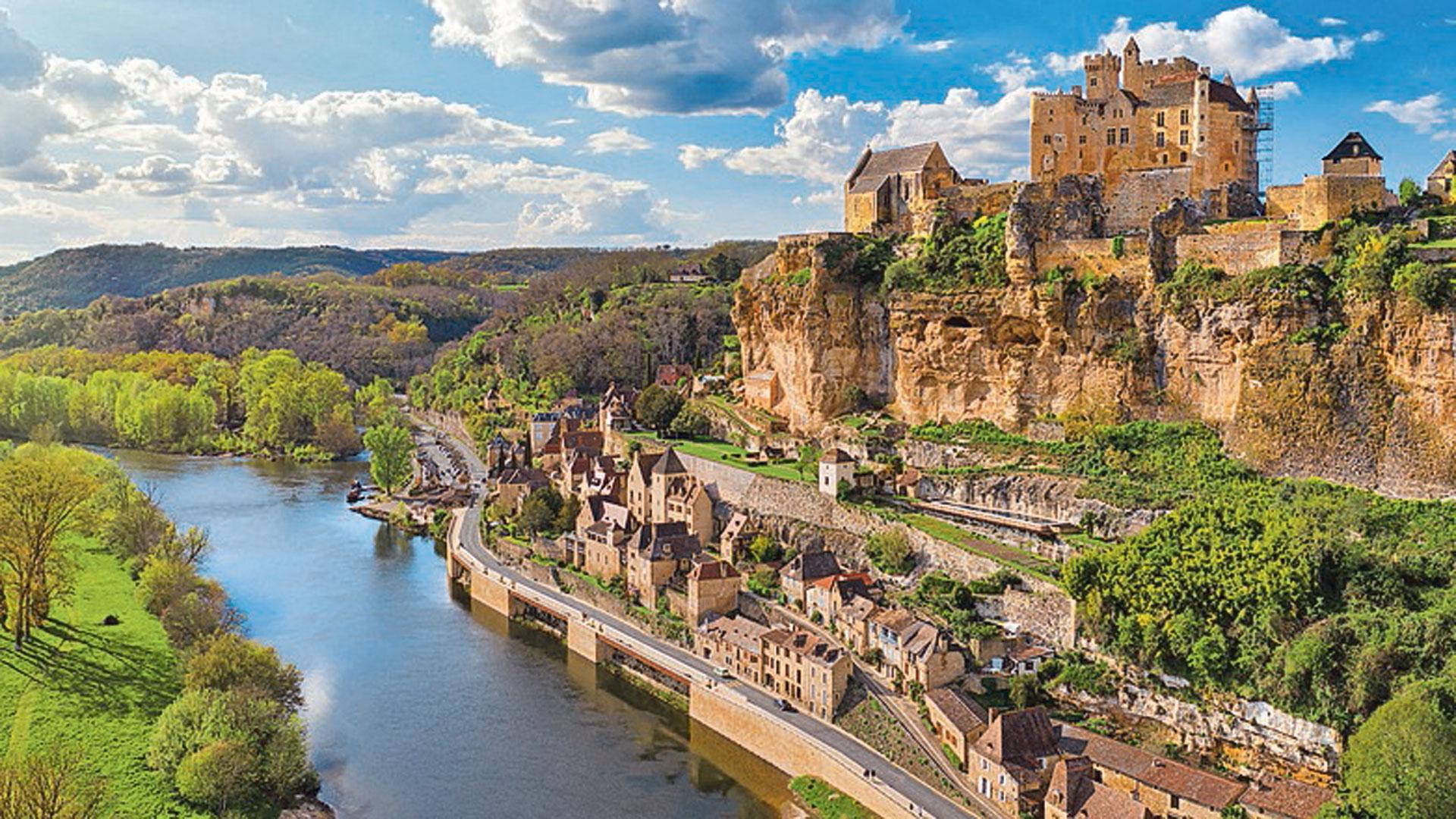El castillo medieval de Beynac, en lo alto del acantilado, vigila el curso del río Dordoña