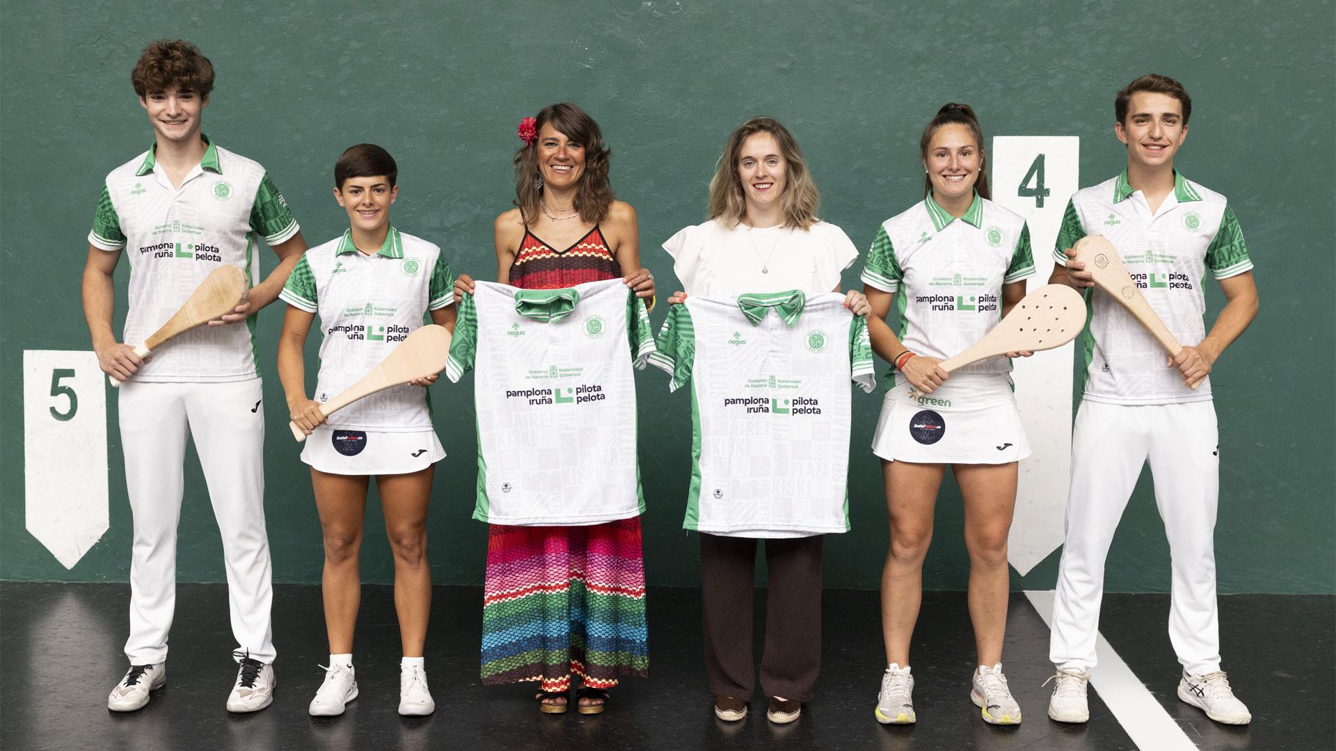Recientemente, el Ayuntamiento de Pamplona presentó las camisetas oficiales de la Federación Navarra de Pelota Vasca, que incluyen el lema ‘Pamplona, Capital Mundial de la Pelota Vasca’