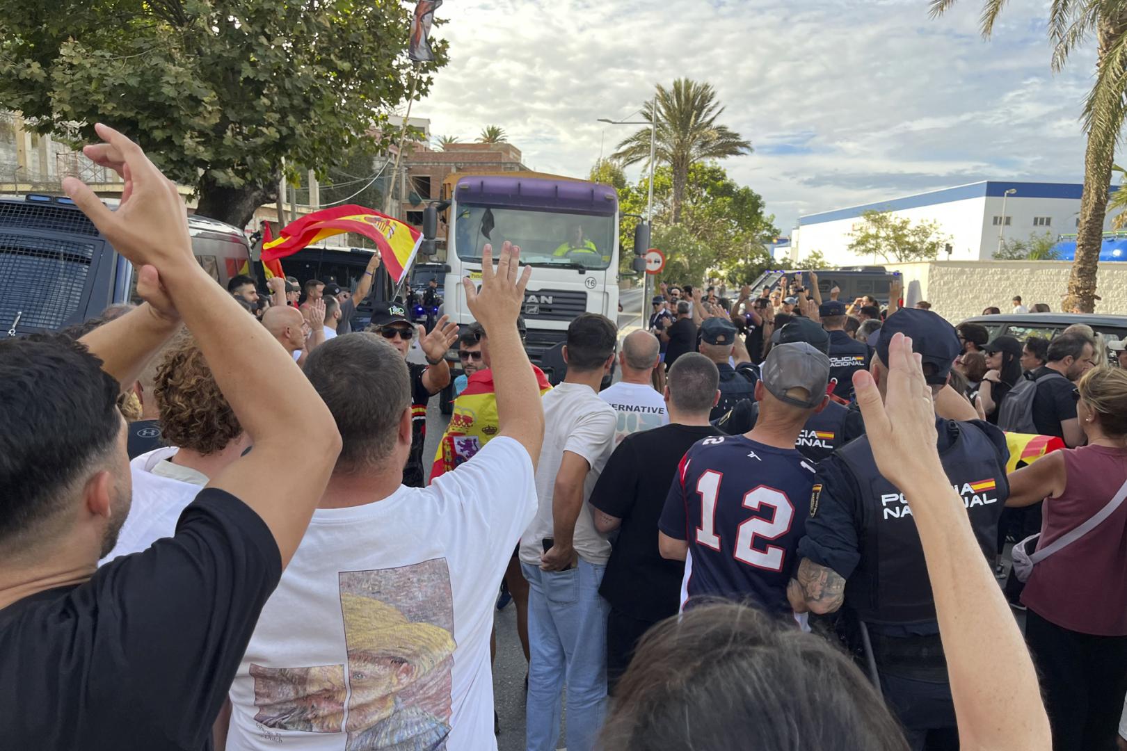 Ciudadanos impiden el acceso a miembros de Cruz Roja para entregar alimentos a los migrantes en la playa del Trampolín, este jueves en Ceuta