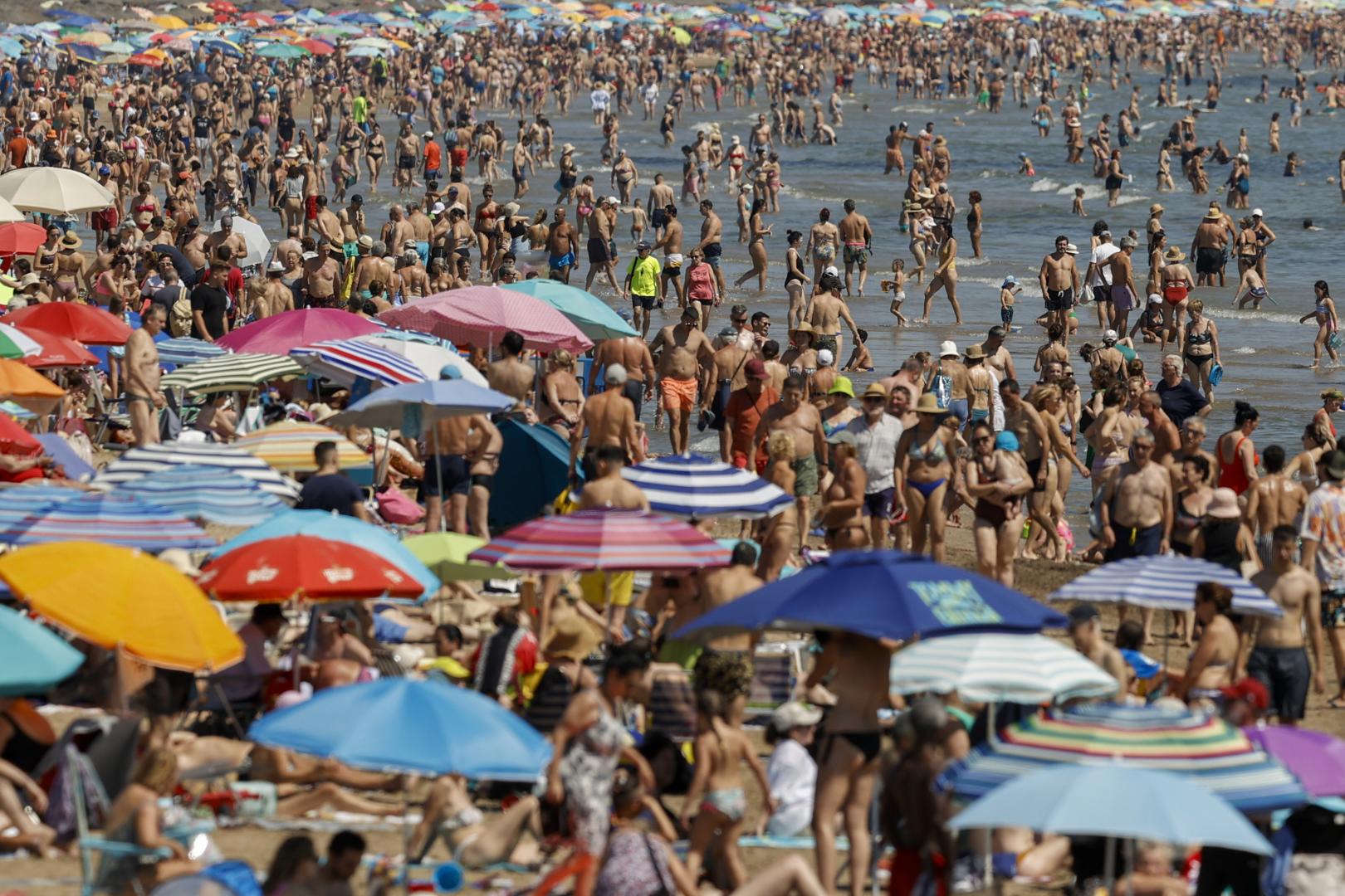 Numerosos bañistas en la playa de la Malvarrosa en Valencia