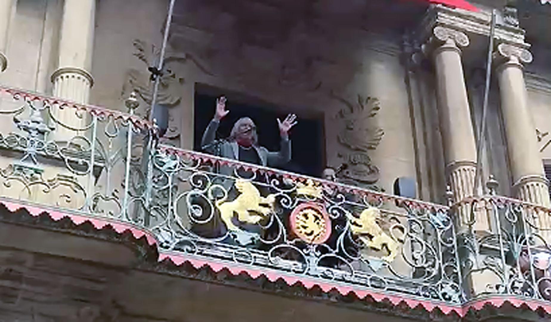 El balcón del Ayuntamiento de Pamplona ha vuelto a convertirse este viernes en escenario del flamenco con José Mercé, uno de los grandes nombres del cante, dentro de la edición 12+1 del Flamenco On Fire 2026. El jerezano, heredero de una larga tradición flamenca, ha ofrecido una actuación breve pero intensa, acompañado a la guitarra por Manuel Cerpa.