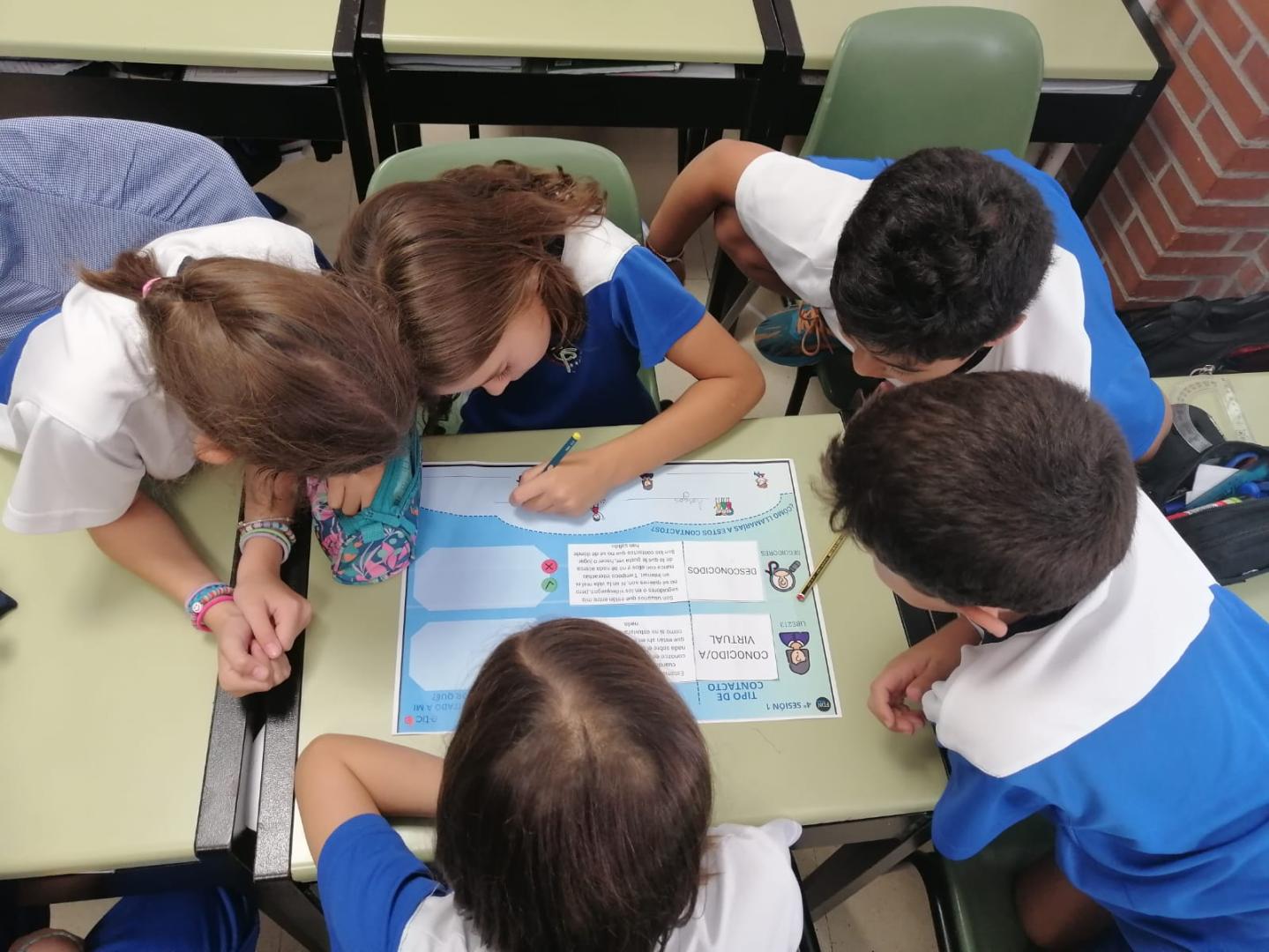 Alumnado participando en una de las dinámicas de E-tic en colegios de Navarra