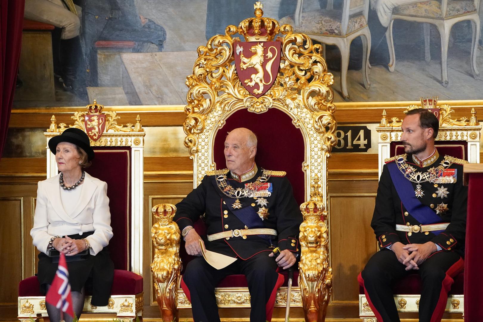 Los reyes, Sonia y Harald, y el príncipe Haakon, en el acto de apertura del Parlamento en 2021
