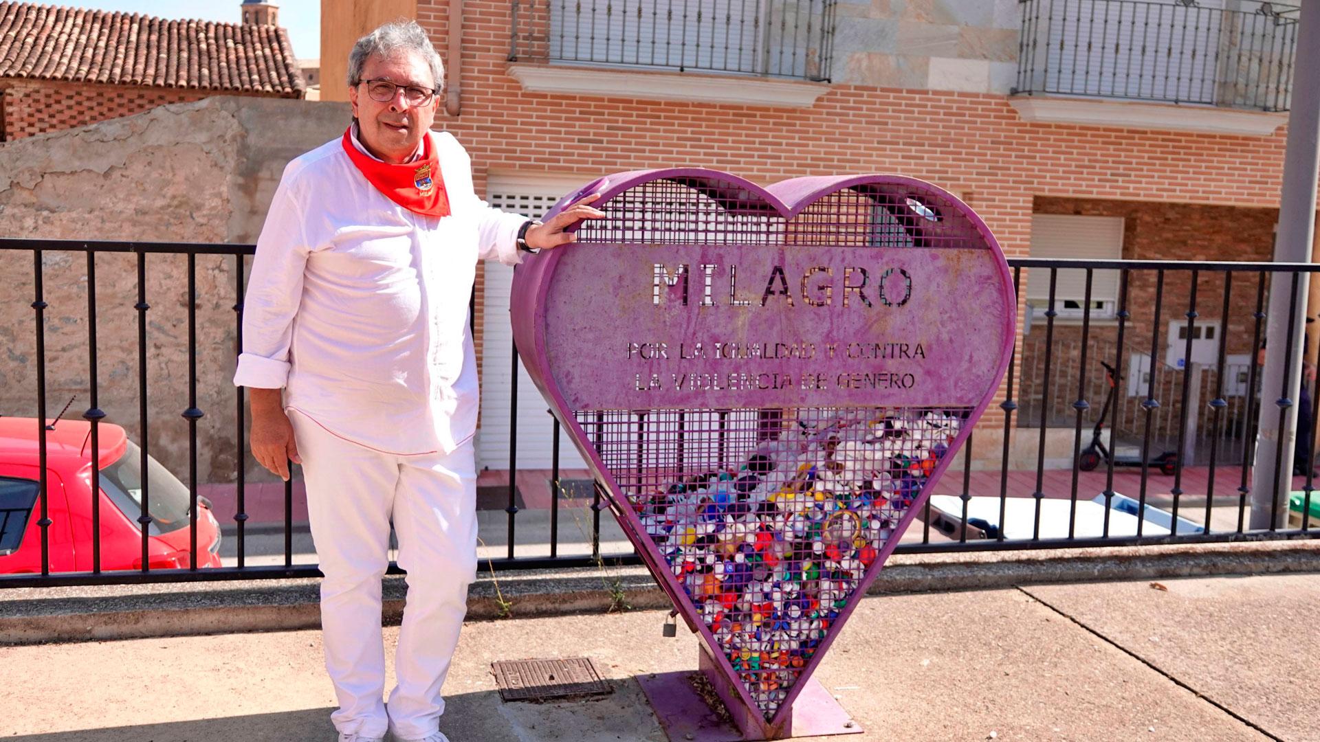 José Ignacio Pardo posa en el parque de la Igualdad de Milagro