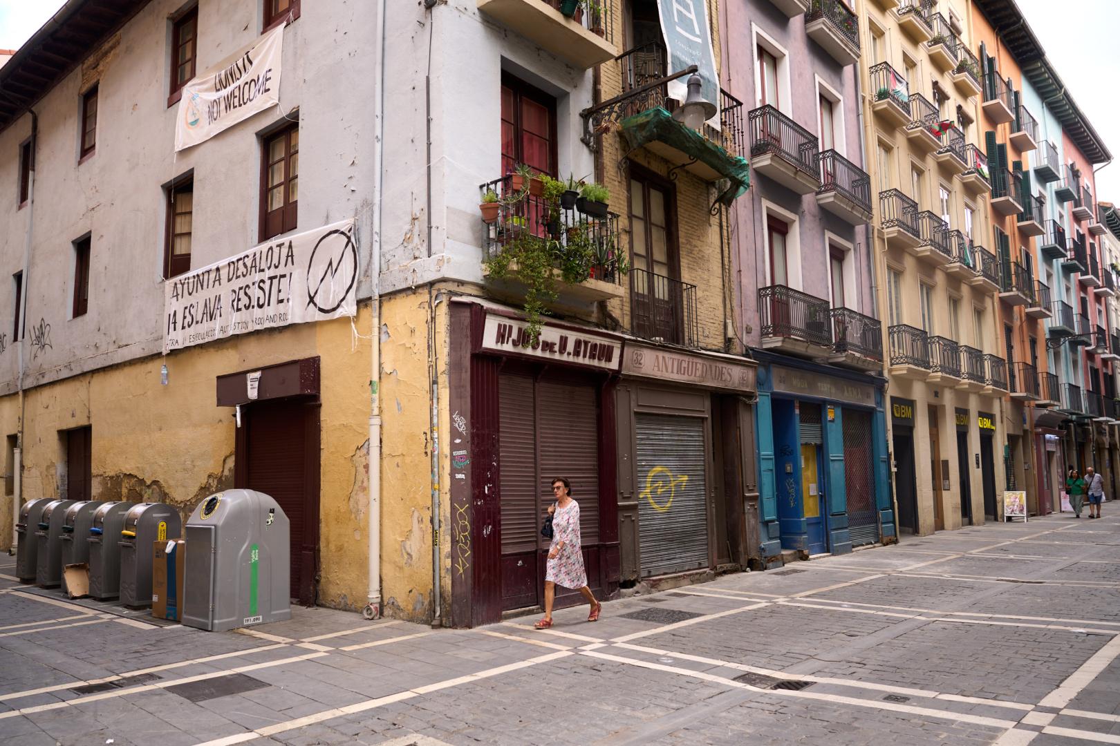 Casa Atáun, en la esquina de las calles Mayor y Eslava, en agosto. En la vivienda, pancartas del movimiento okupa.