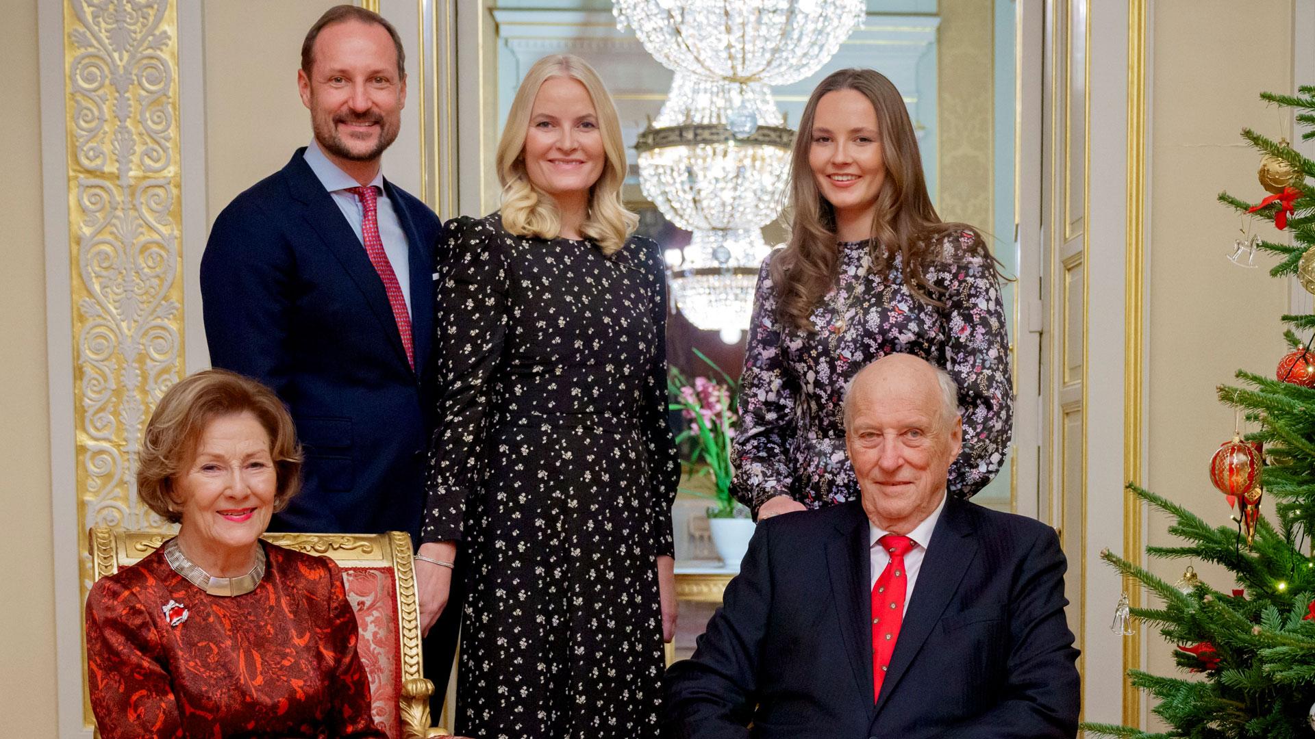 En la primera fila, el nuevo rey de Noruega Haakon VIII, la reina Mette-Marit y la princesa Ingrid Alexandra junto al recién fallecido Harald V y la reina Sonja durante una sesión fotográfica navideña anterior