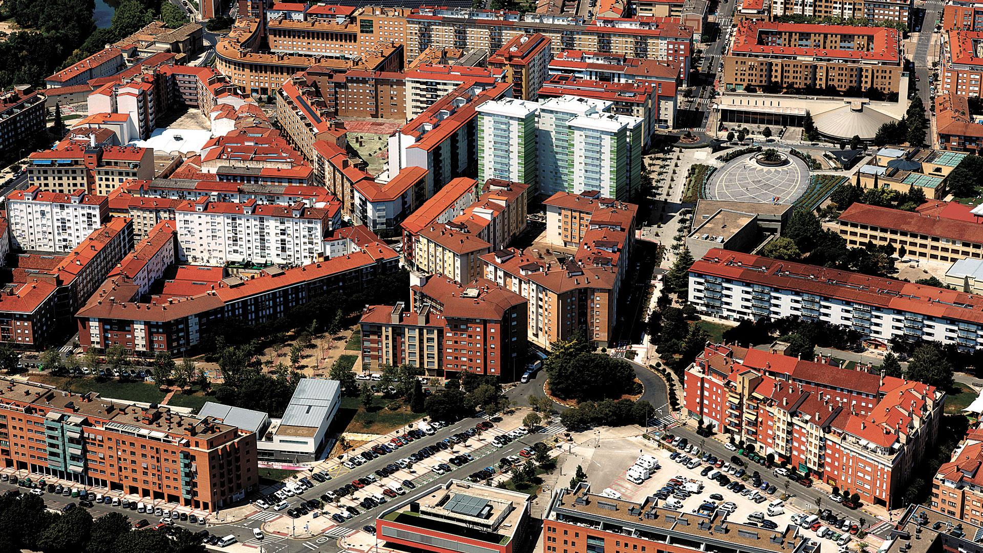 En primer término, vista aérea de Ansoáin