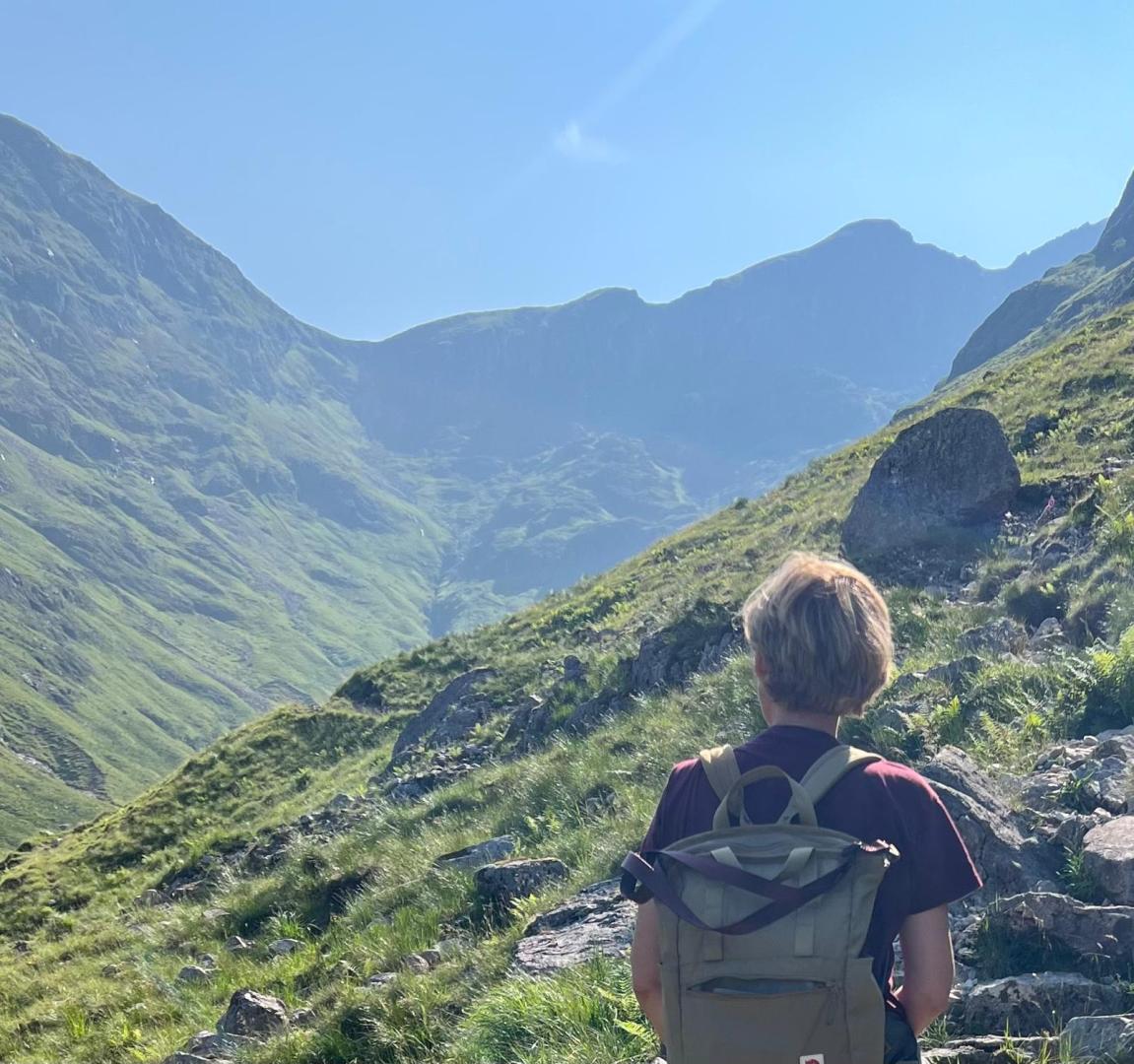 María Iraburu, rectora de la UN, observa la inmensidad del Pirineo en la excursión de este verano.