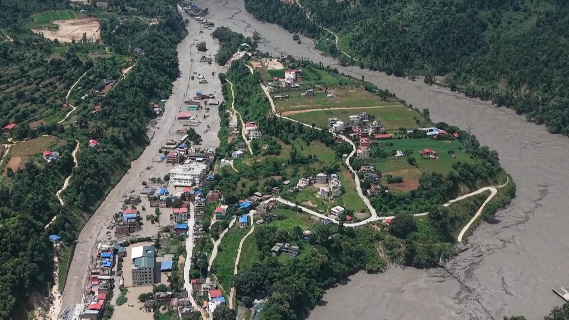 Captura de vídeos de la cadena china de televisión CCTV que muestra vistas aéreas tras el impacto de la riada en la región de Rasuwa (Nepal)
