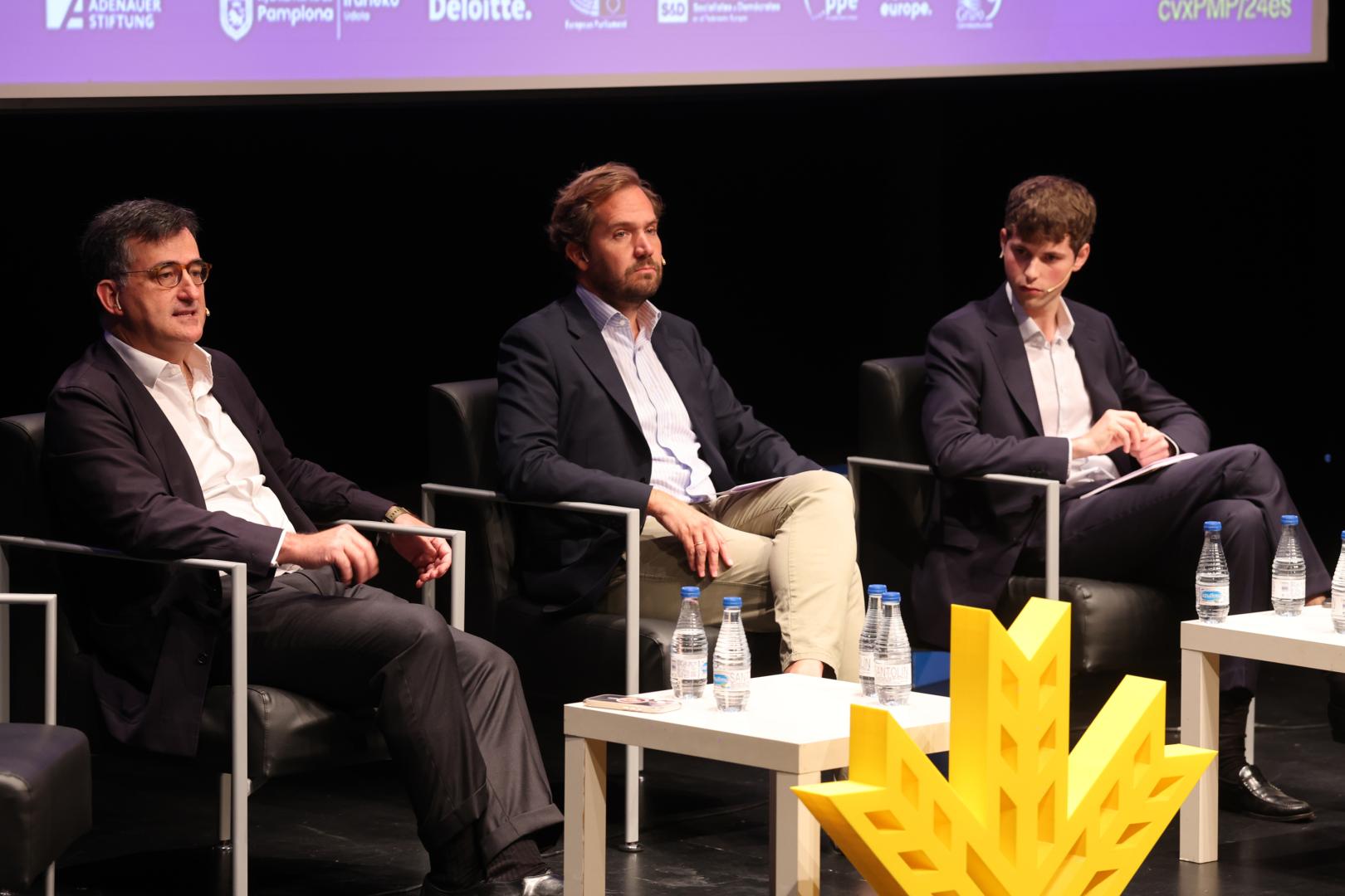 Desde la izda.; Alberto Valls, socio de Real Estate de Deloitte; Borja Giménez, eurodiputado del Partido Popular Europeo; y Diego Muñoz, moderador del encuentro, socio de Equipo Europa