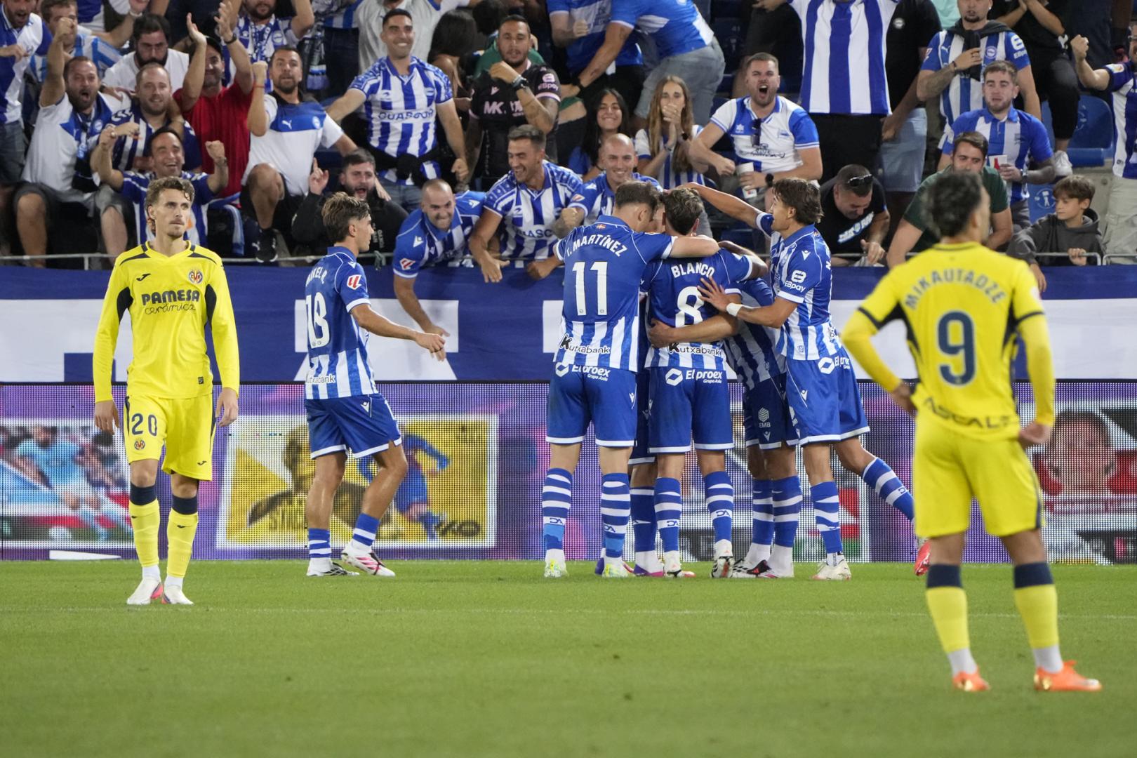 Los jugadores del Alavés celebran el gol de Lucas Boyé en el partido ante el Villarreal