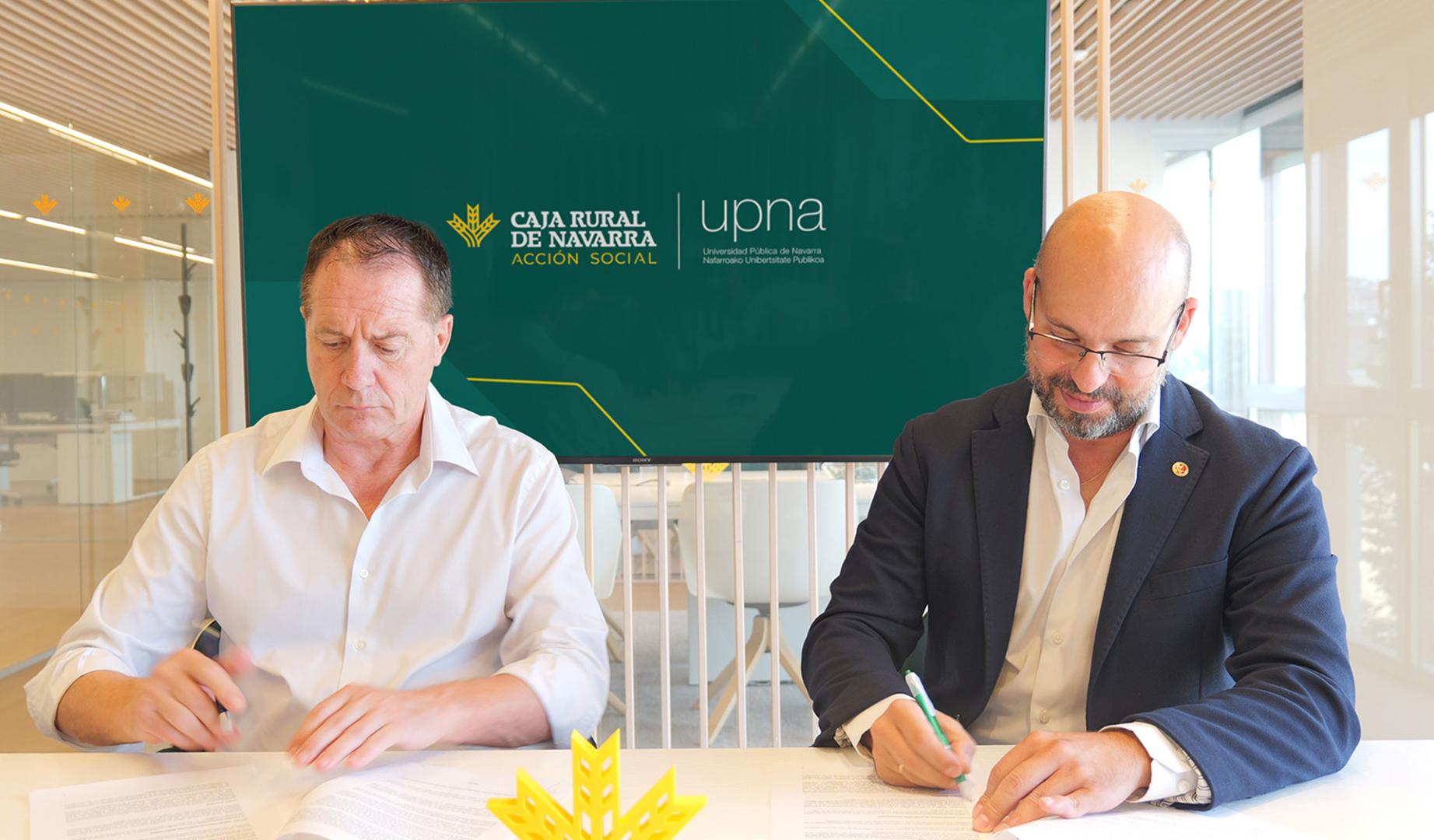 Firma de convenio entre la UPNA y Acción Social de Caja Rural de Navarra. De izda. a dcha., Juan Mari Ayechu y Javier Goicoechea, vicerrector de Enseñanzas de la UPNA.
