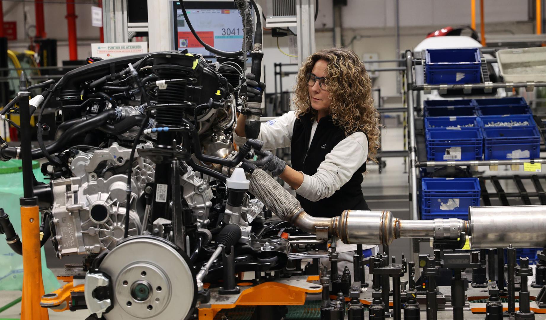 Una operaria trabaja en el montaje del T-Cross, uno de los modelos que se fabrican en la planta de VW en Landaben