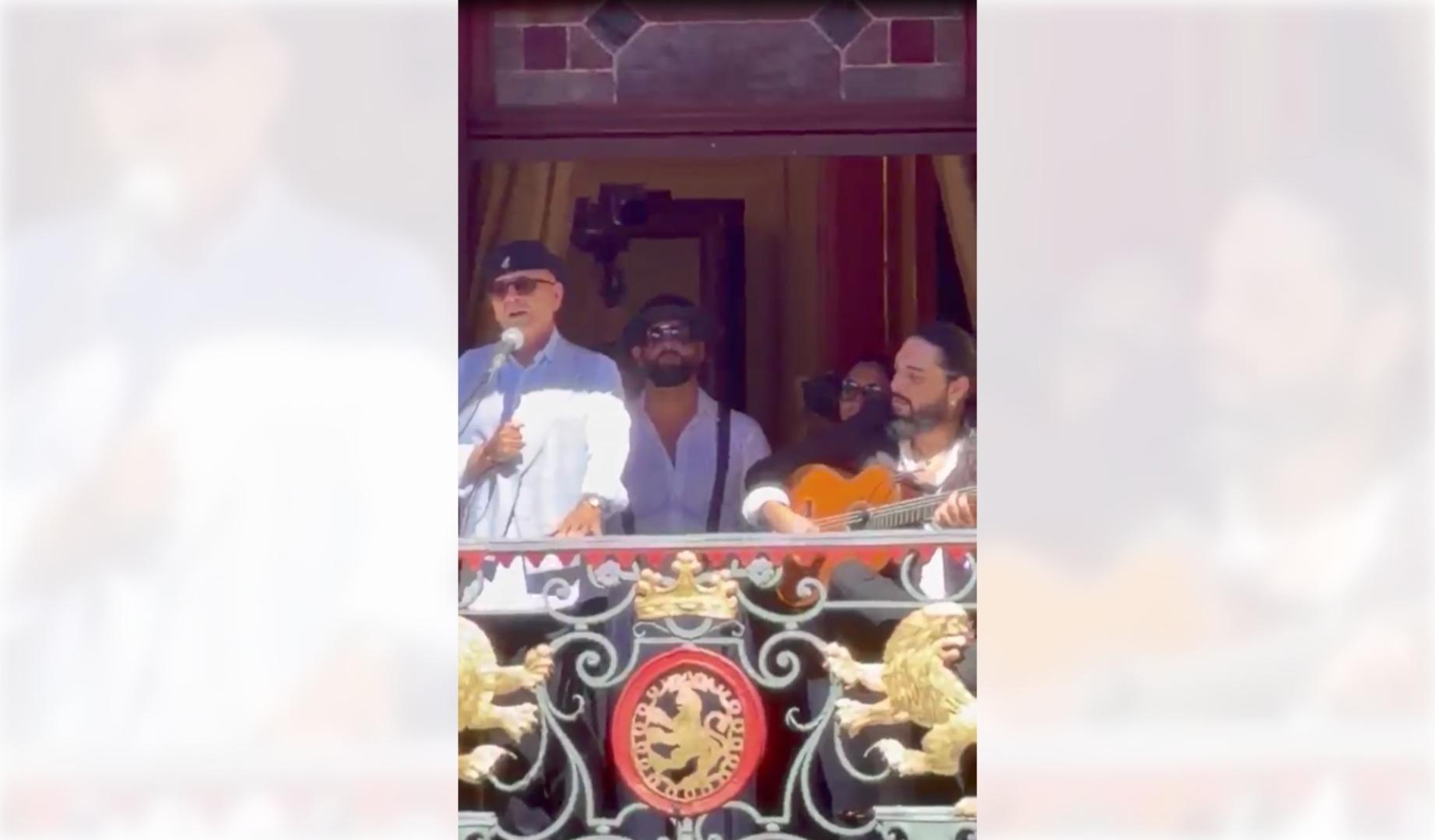 El cantaor Manuel Moreno Maya “El Pele” y el guitarrista Niño Seve, desde el balcón del Ayuntamiento en el Flamenco en los Balcones