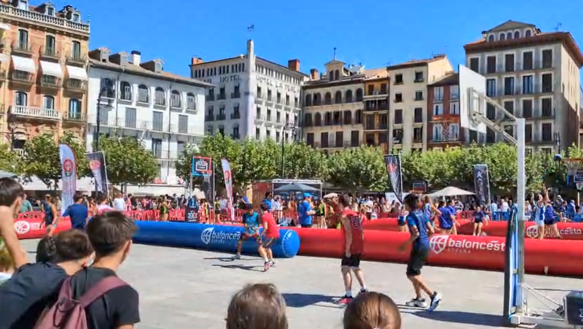 En este sábado 29 de agosto se está disputando en la Plaza del Castillo el "Circuito 3x3 CaixaBank". El corazón de Pamplona se ha dividido en 14 pistas en las que equipos desde premini a maxisenior compiten por pasar de rondas. Este evento durará hasta las 19:10, hora en la que serán las finales. Asimismo, este acontecimiento tiene carácter solidario con el Triple Solidario en un lado de la plaza. Cada triple se traduce en un apoyo real destinado al programa social 'Niños contra el Cáncer' de la Clínica Universidad de Navarra.