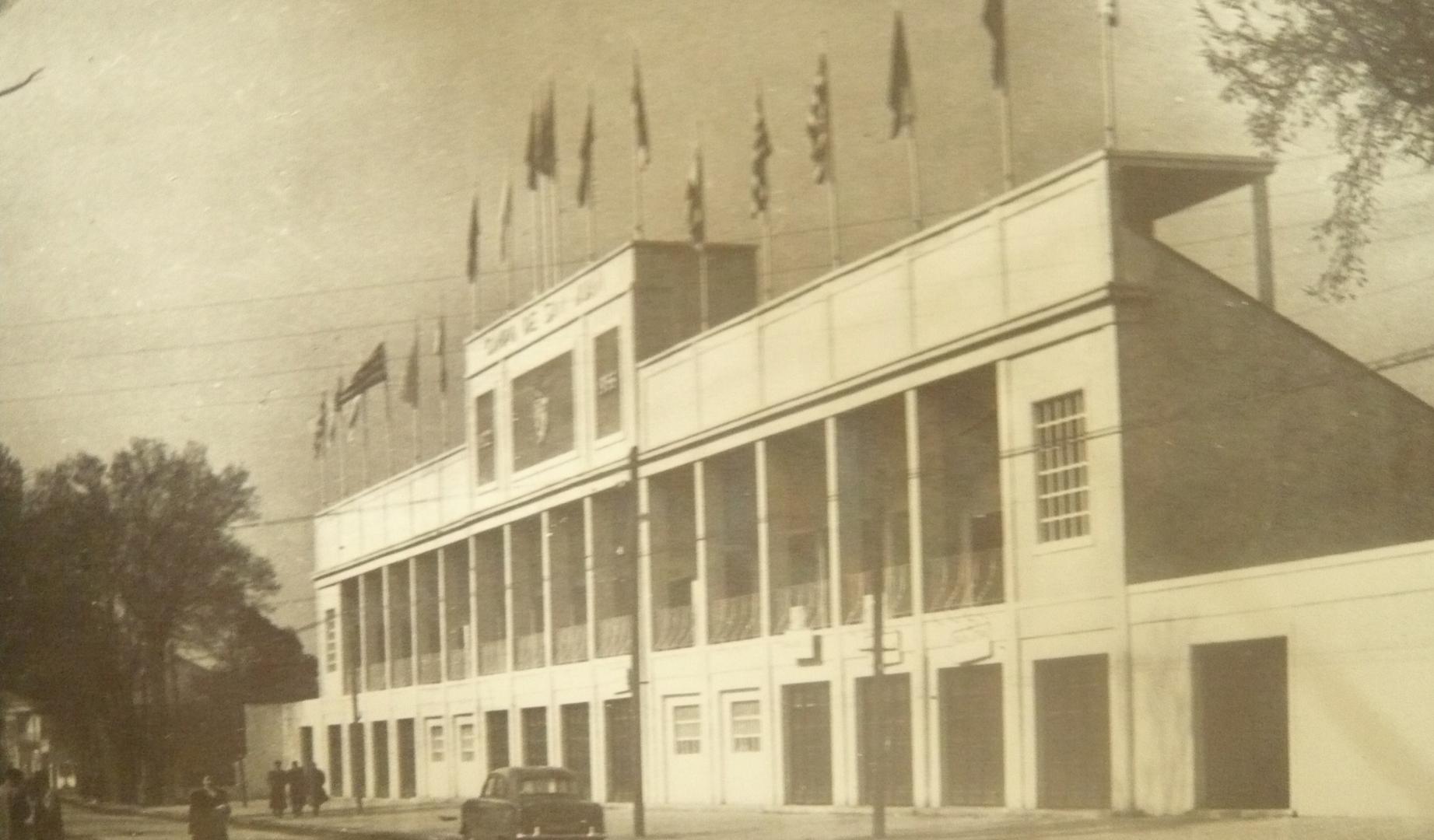 Fachada principal del campo en 1956, tras las obras de reforma