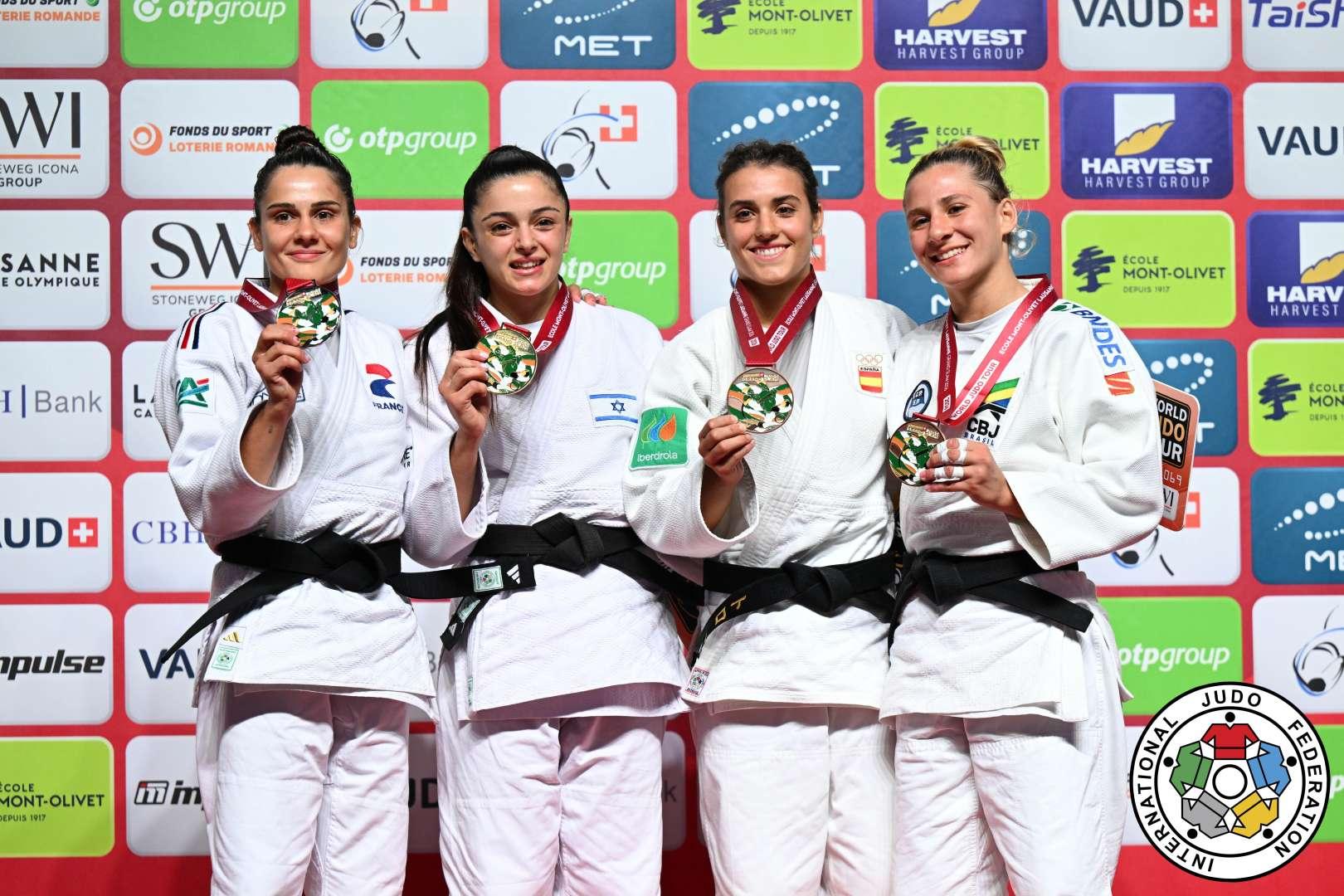 La navarra Ariane Toro, segunda por la derecha, posa con el bronce