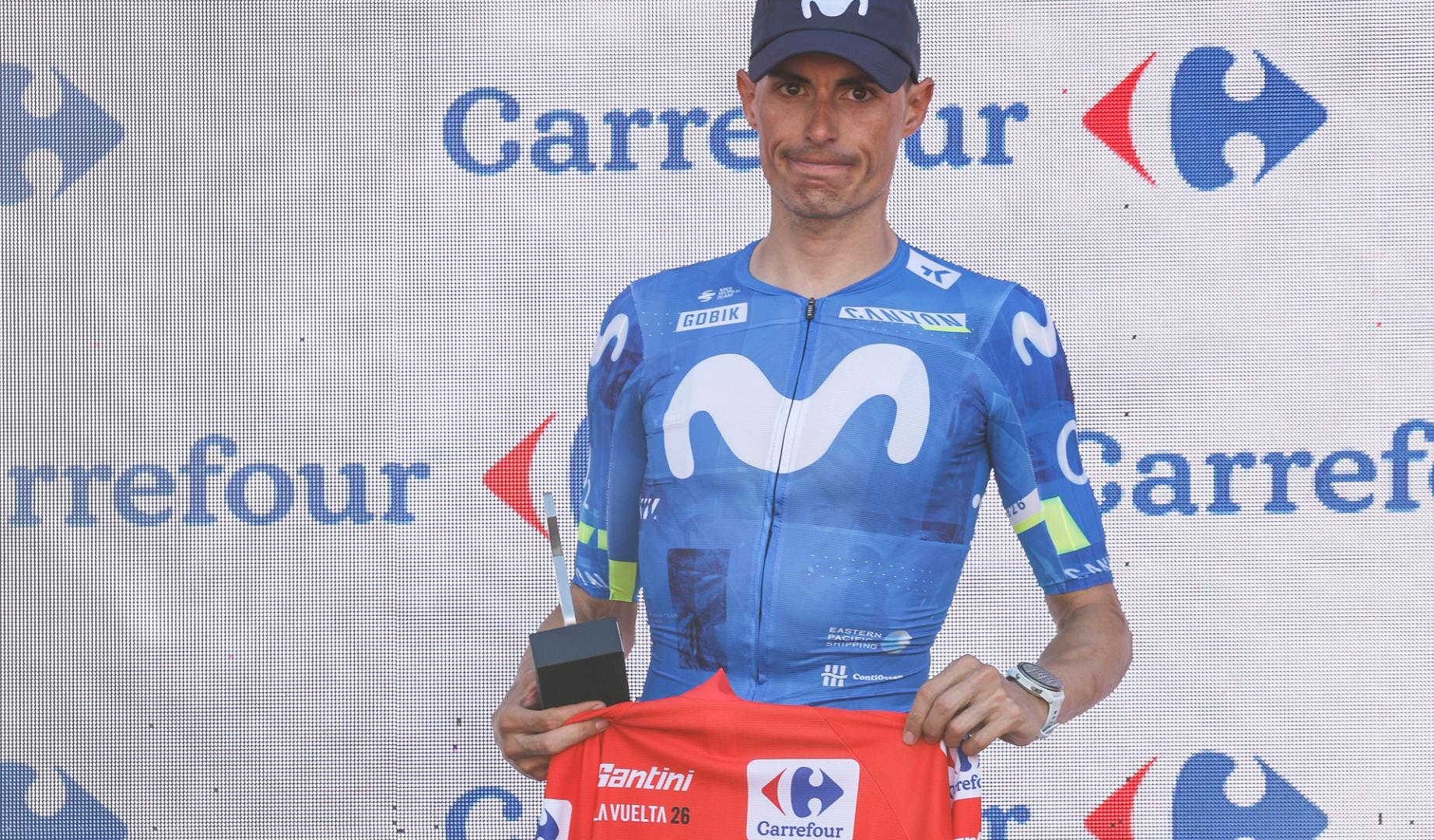 El ciclista español del Movistar Enric Mas sostiene el maillot de líder de la clasificación general tras la octava etapa de La Vuelta a España