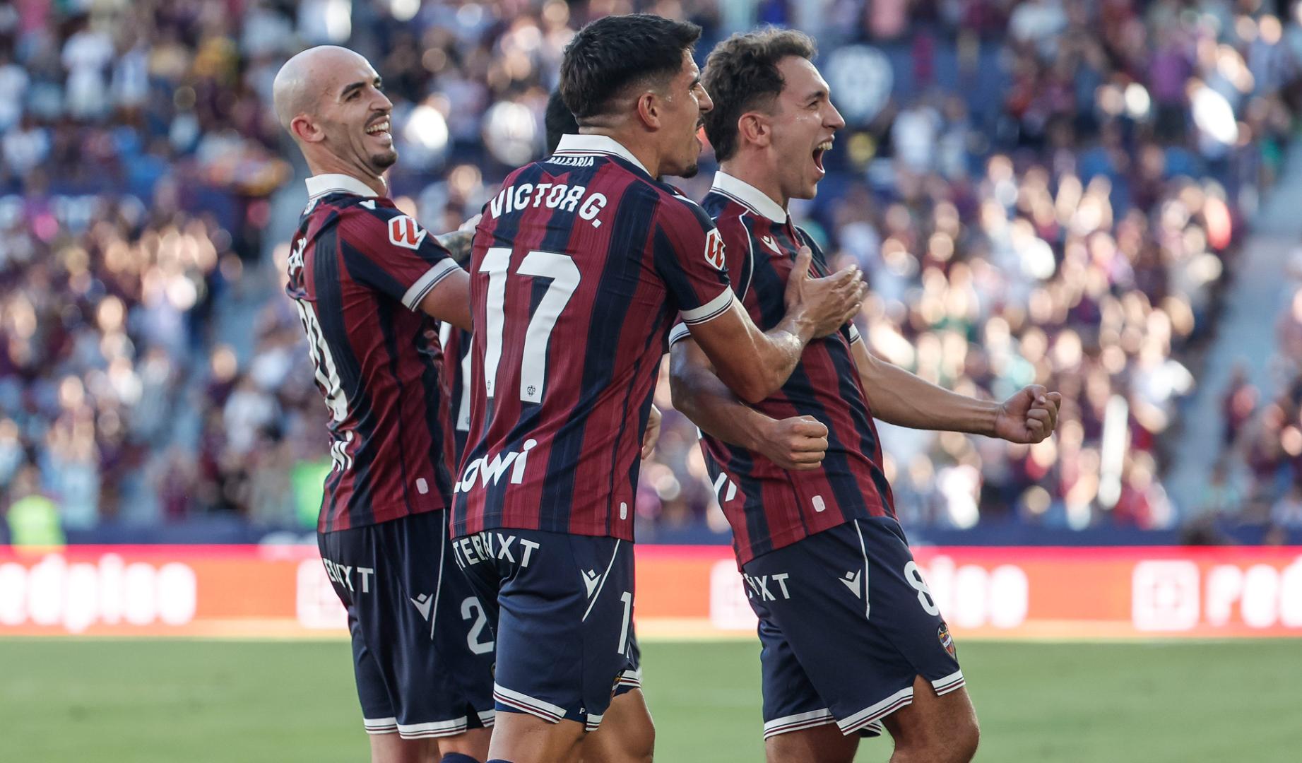 Los jugadores del Levante celebran el quinto gol del equipo durante el partido de LaLiga EA Sports entre el Levante y el Real Betis este sábado en el estadio Ciutat de Valencia.