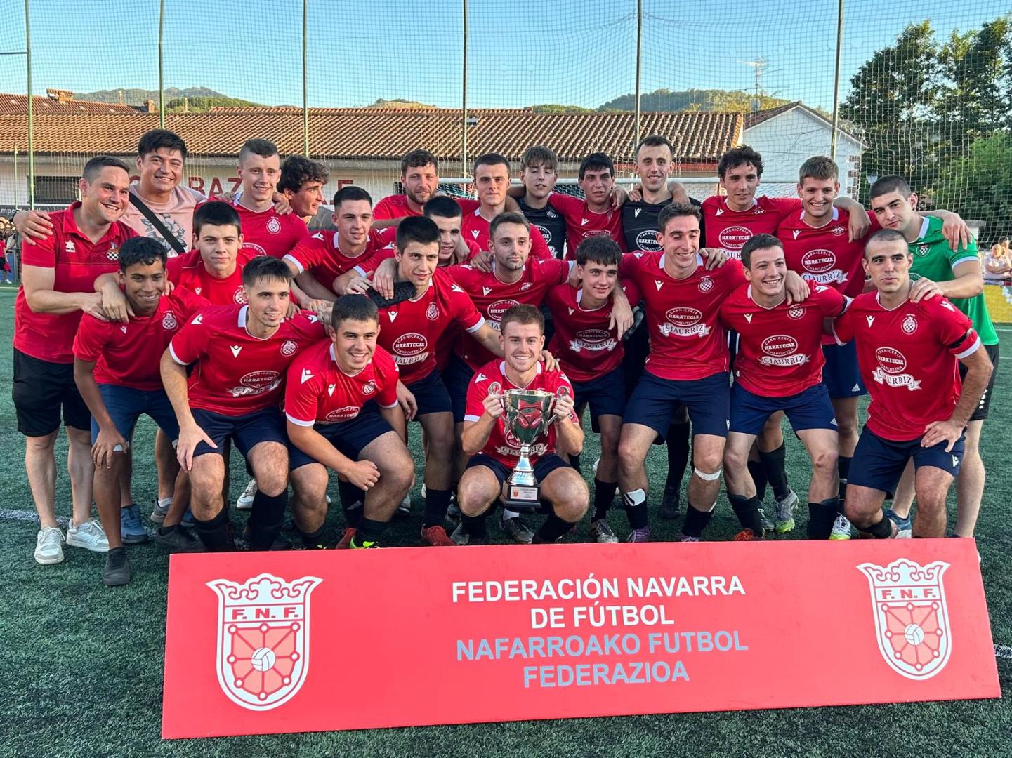 El Baztan posa con el trofeo de campeón