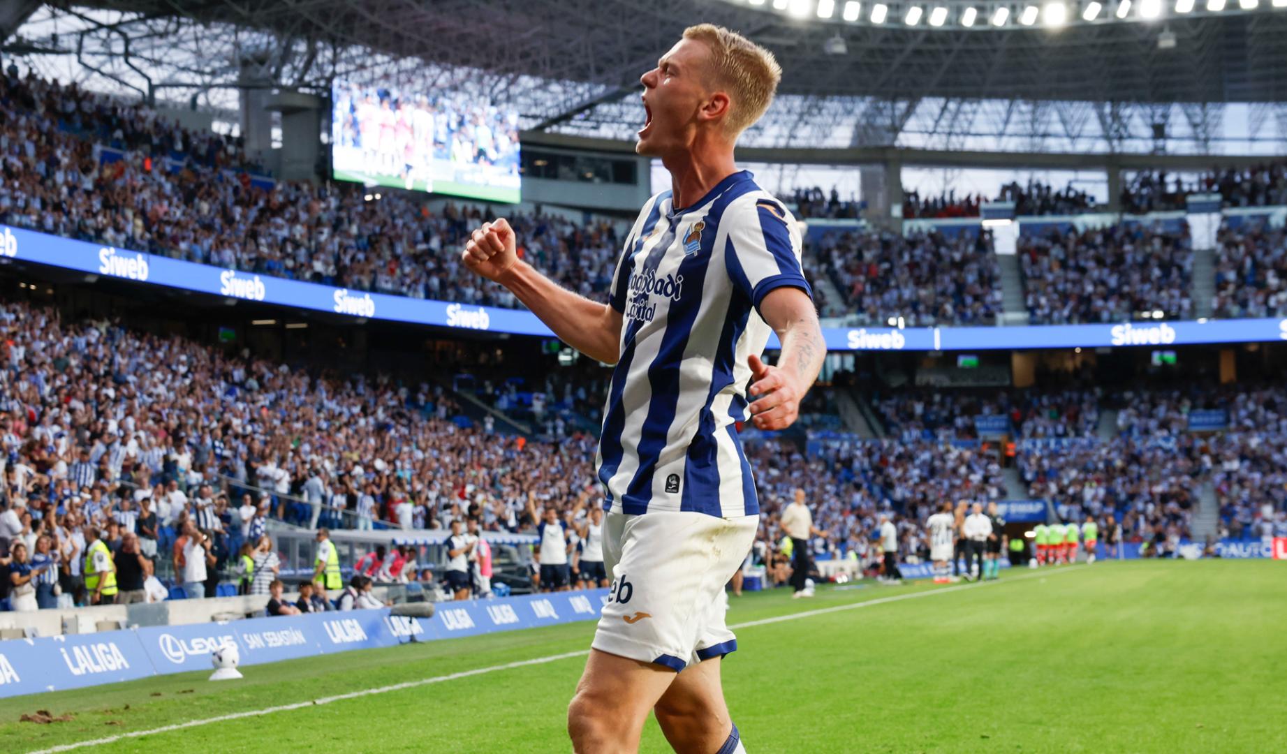 El delantero islandés de la Real Orri Steinn Óskarsson celebra su gol