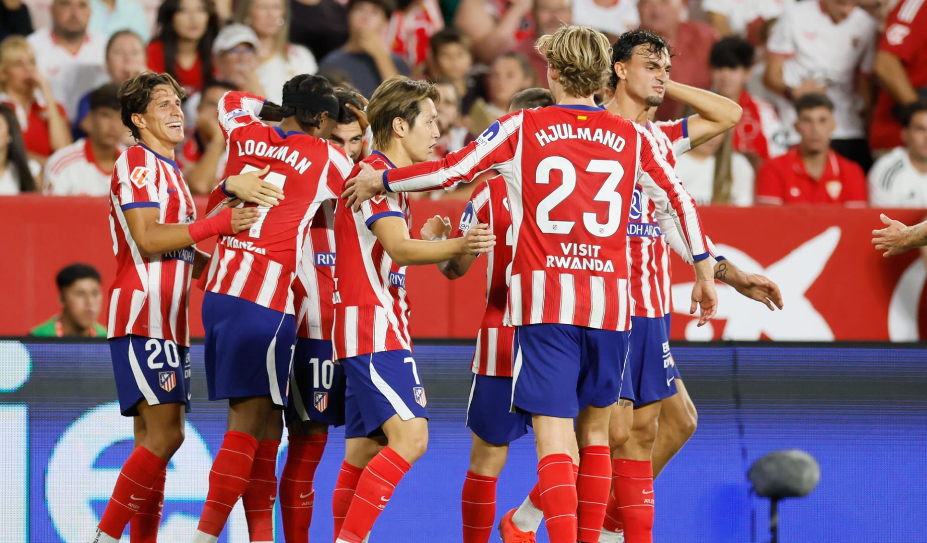 El delantero del Atlético de Madrid Alejandro Baena (3i) celebra su segundo gol con sus compañeros