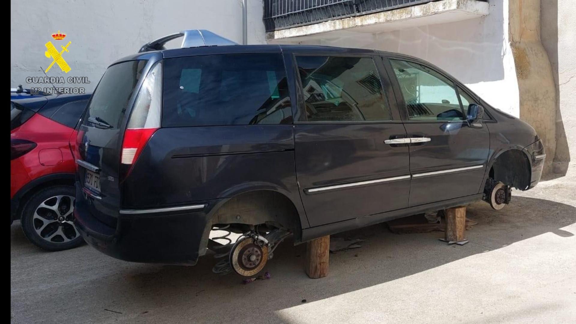Imagen del vehículo con las cuatro ruedas robadas en Caparroso