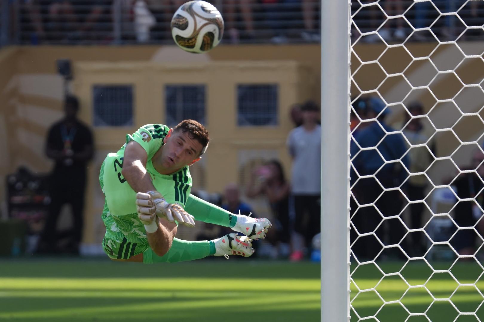 Emiliano 'Dibu' Martínez de Argentina despeja un balón durante la final del Mundial ante España