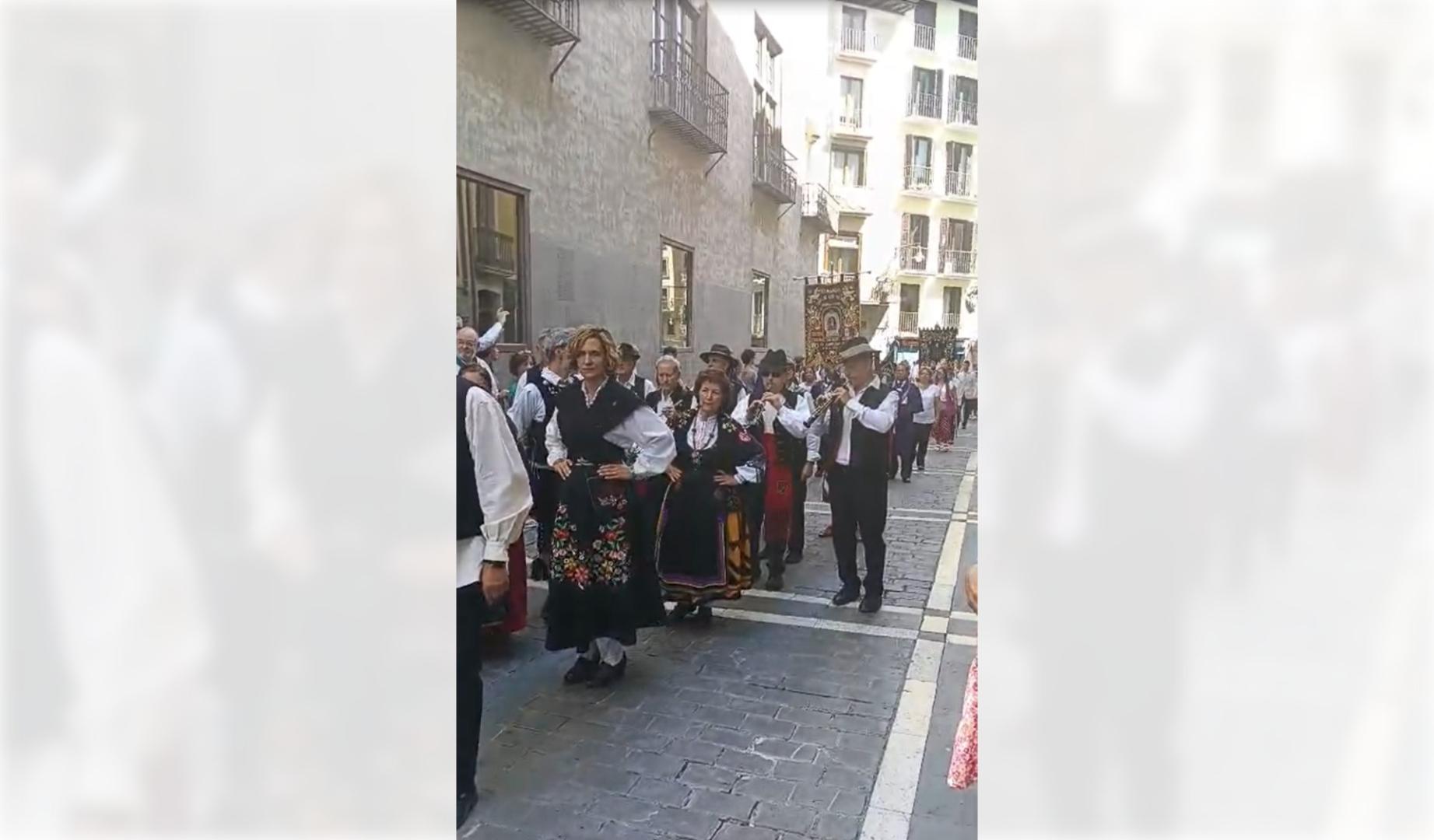 La Casa regional de Castilla y León desfila en la procesión por los 250 años del retablo de la Virgen del Camino