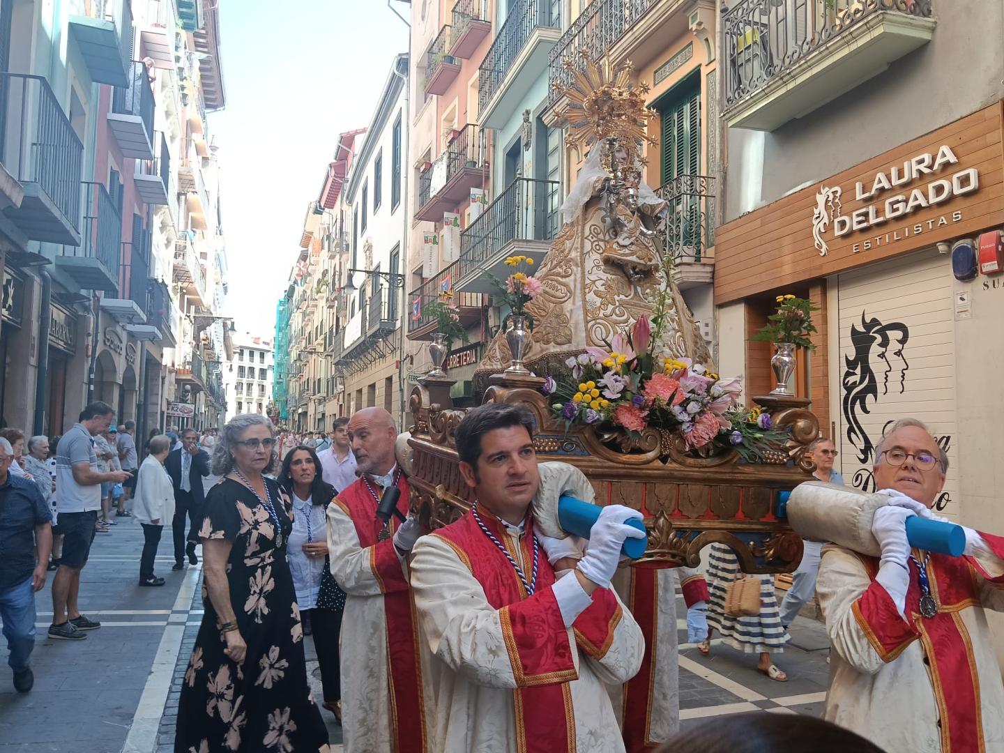 Imagen de la Virgen del Camino, en procesión por las calles de Pamplona