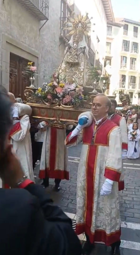 La Virgen del Camino, 'Reina' de Pamplona, desfila por las calles del Casco Viejo