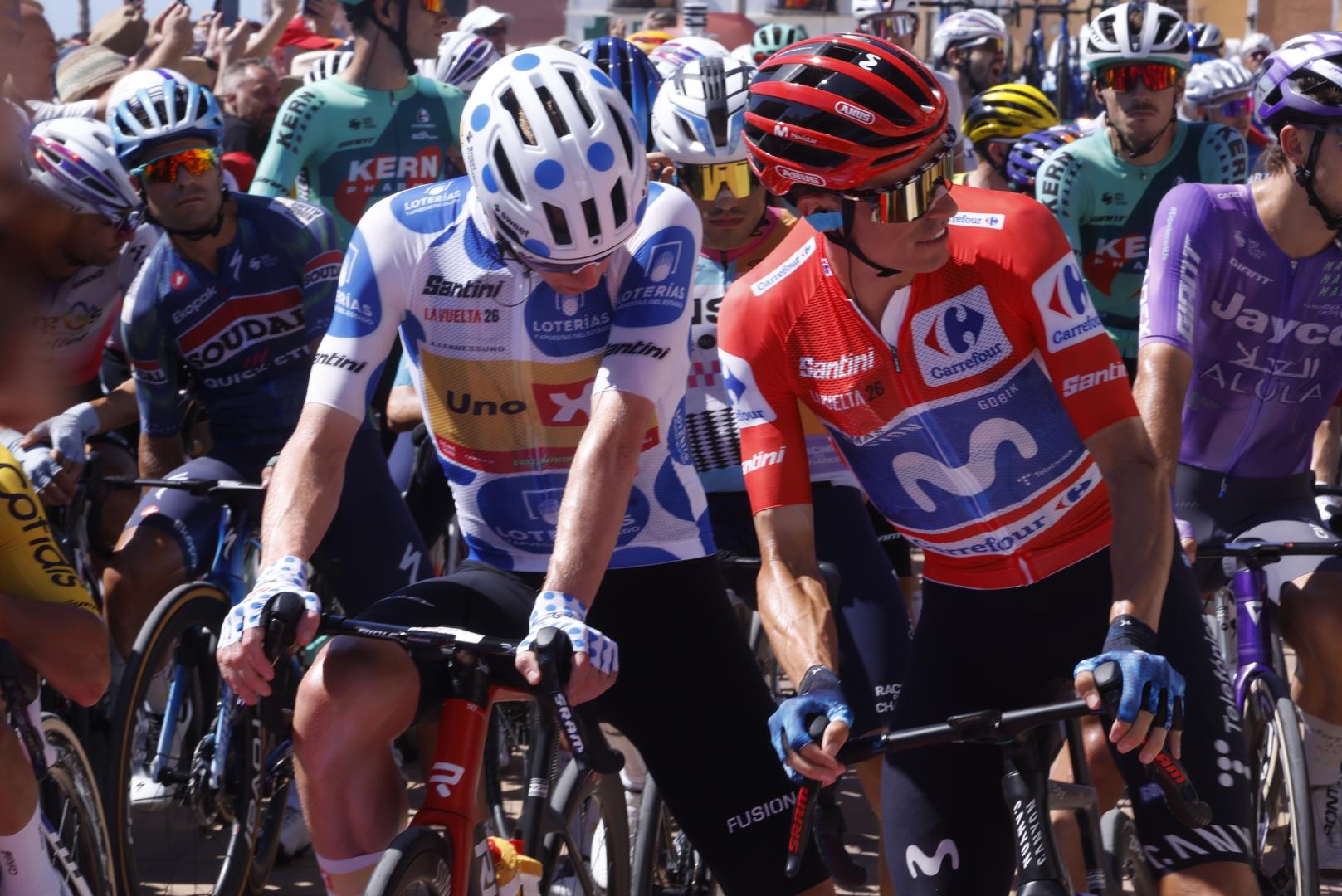 El nuevo líder de la clasificación general, el español Enric Mas (d), del Movistar Team, conversa con el líder de la Montaña, el noruego Andreas Leknessund, del Uno-X Mobility, antes de darse la salida de la novena etapa de La Vuelta a España, este domingo, en Villajoyosa. La etapa de 187.4 km discurre entre Villajoyosa y Alto de Aitana.