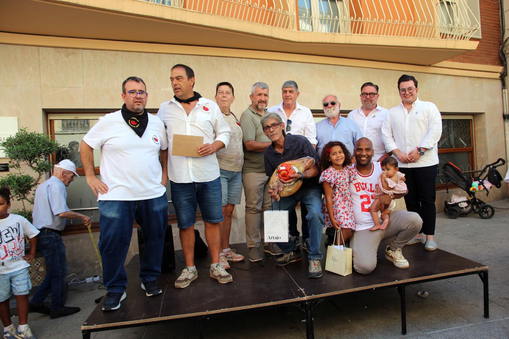 Galardonados, jurado y organizadores del Concurso Tomate Feo de Tudela, tras la entrega de premios