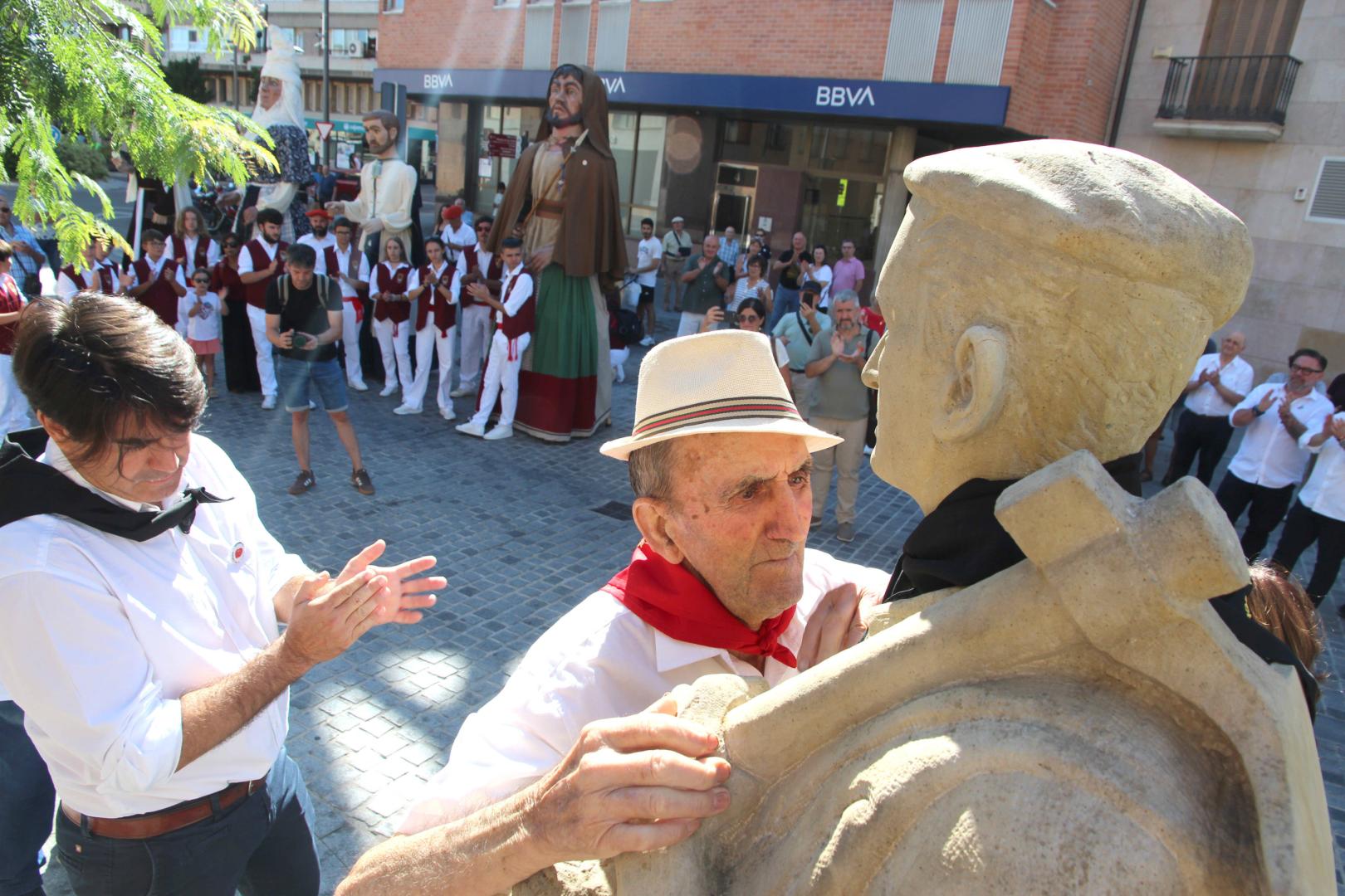 Alfredo Montes coloca el pañuelo al Monumento del Hortelano