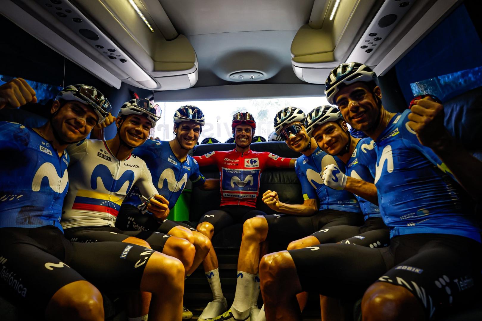 Enric Mas, junto con el resto del equipo momentos antes de la salida de etapa de Aitana en el bus del Movistar.
