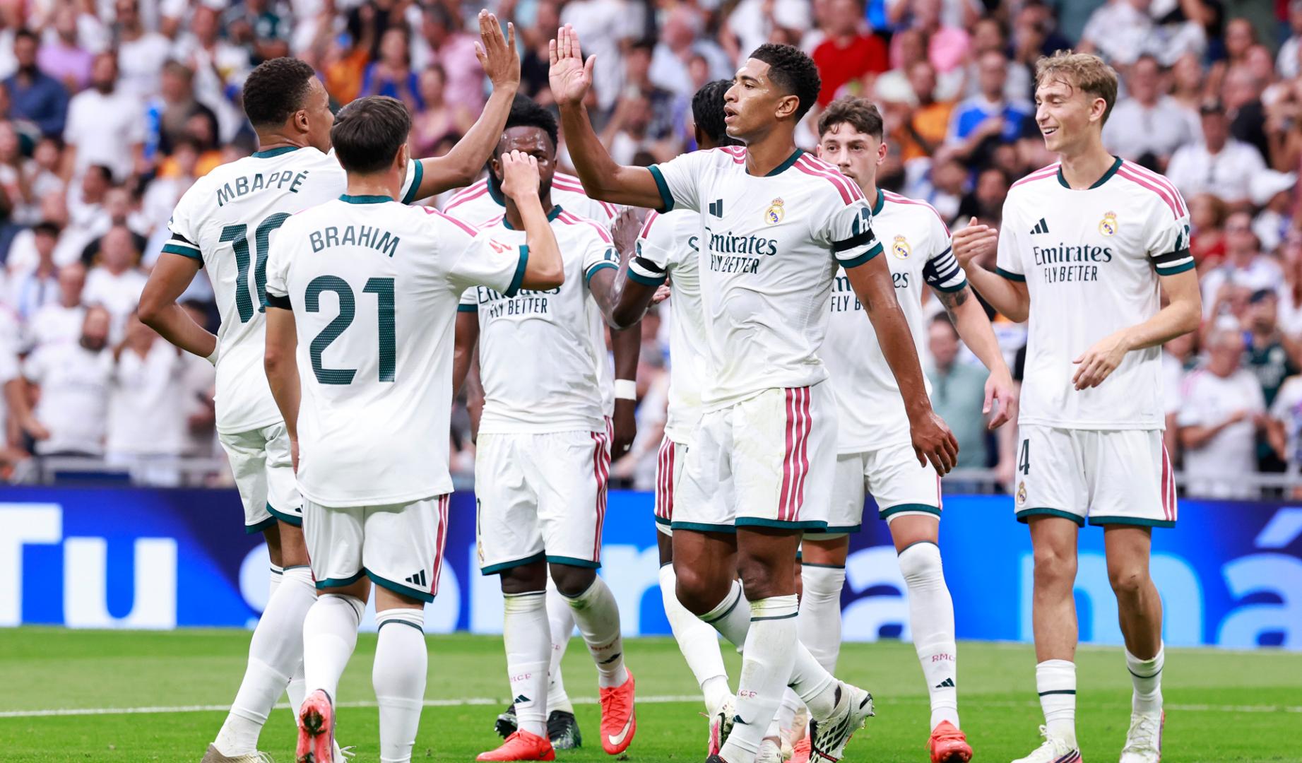 El delantero francés del Real Madrid Kylian Mbappé (i) celebra el tercer gol de su equipo durante el partido de LaLiga entre el Real Madrid y el Málaga